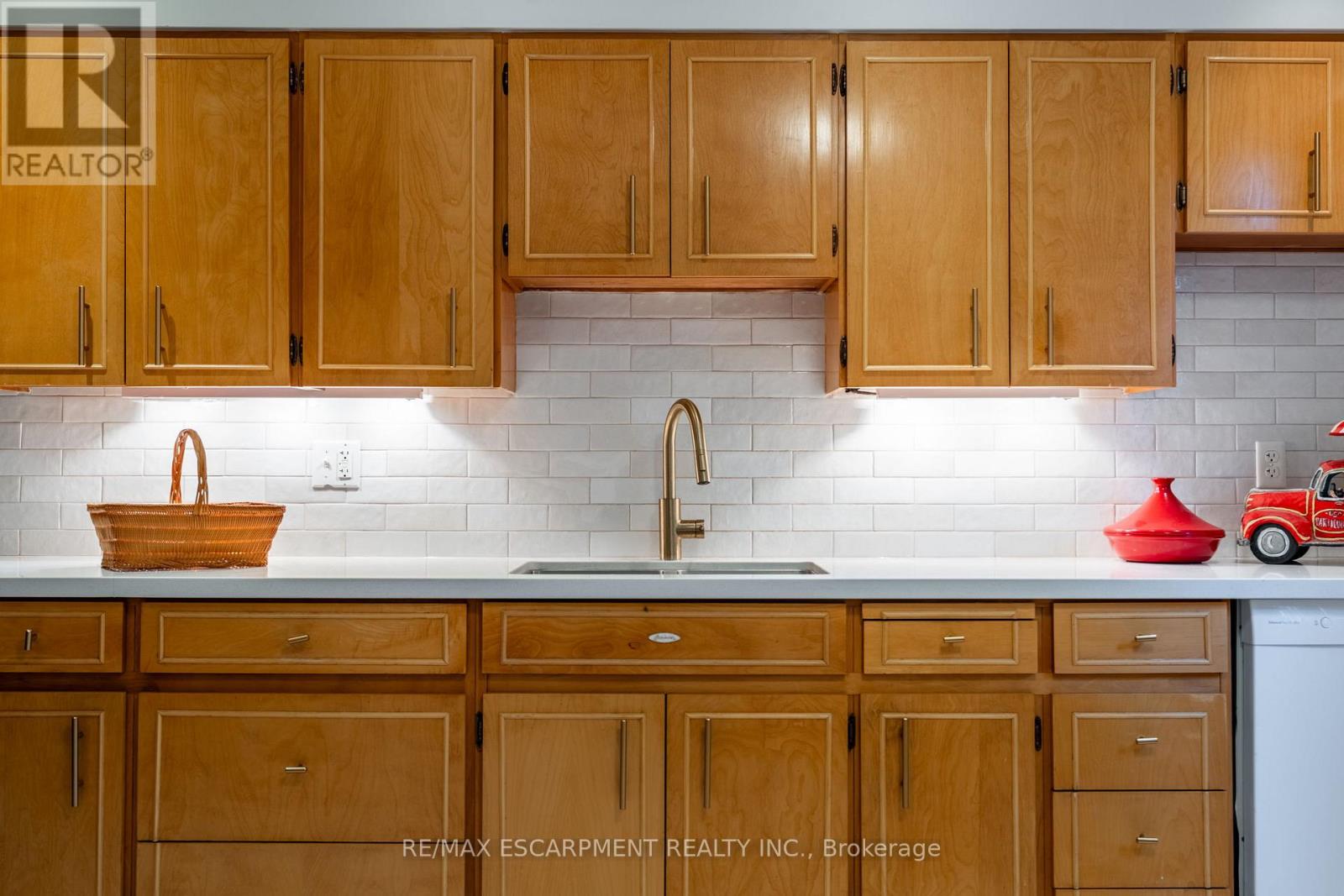 Photo 16 of 154 Dalewood Crescent, Hamilton ON