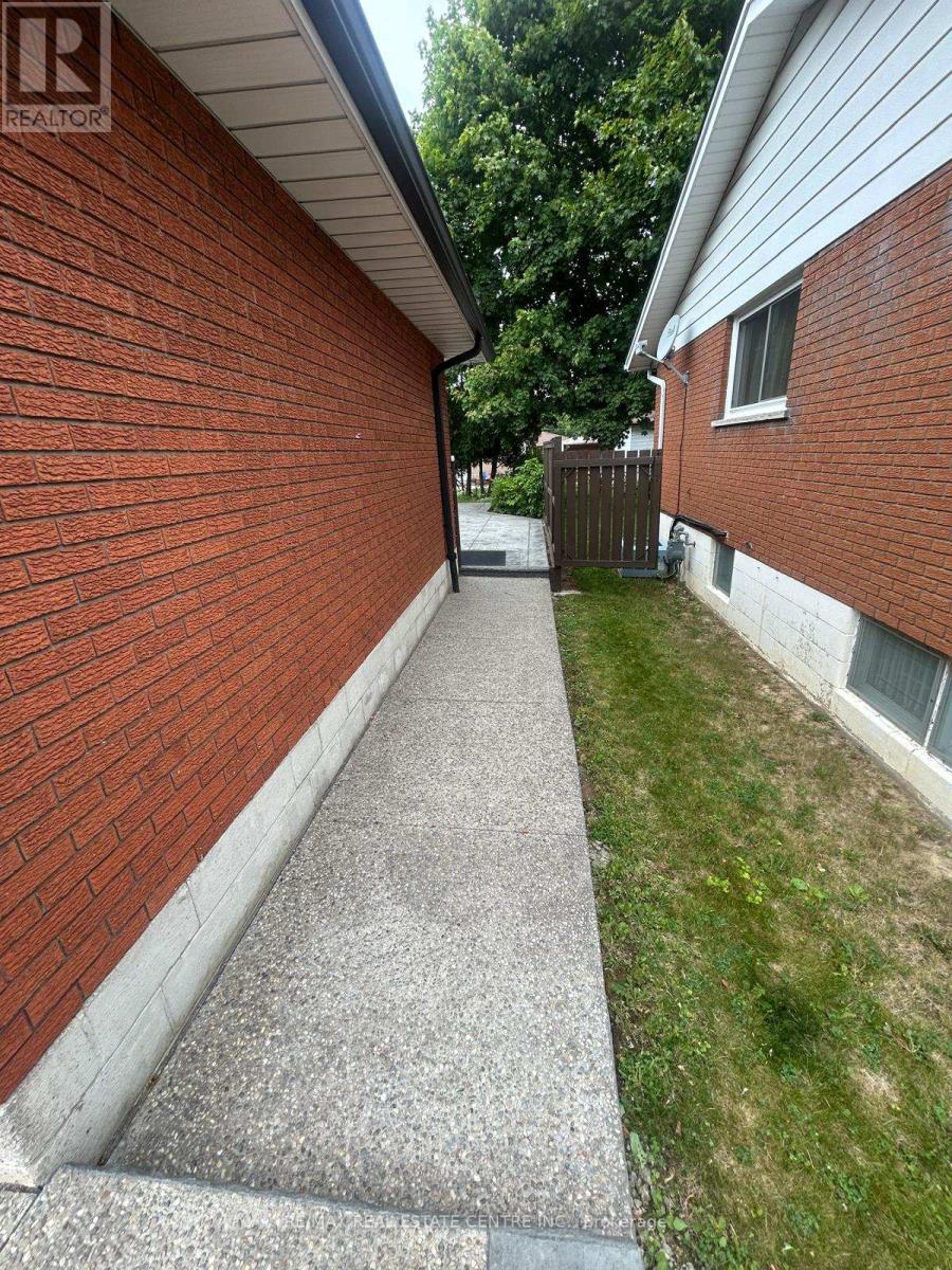 Single Family House for Sale in LOWER   SAN REMO DRIVE Hamilton (Mountview) 