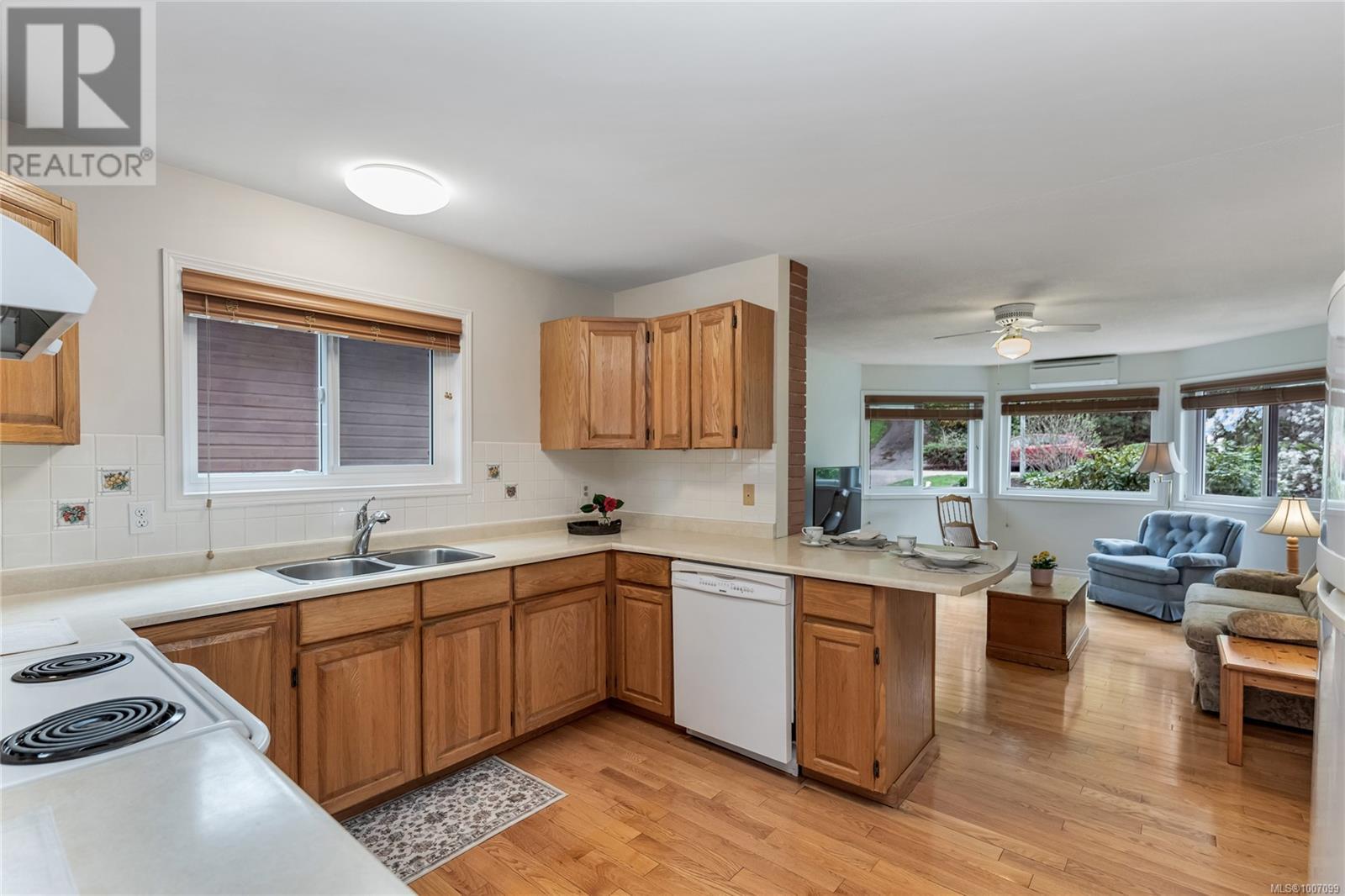 Photo 16 of 775 Menawood Pl, Saanich BC