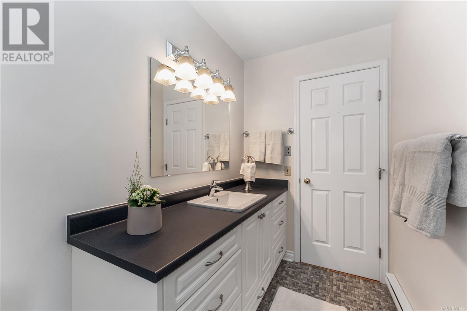 Photo 32 of 775 Menawood Pl, Saanich BC