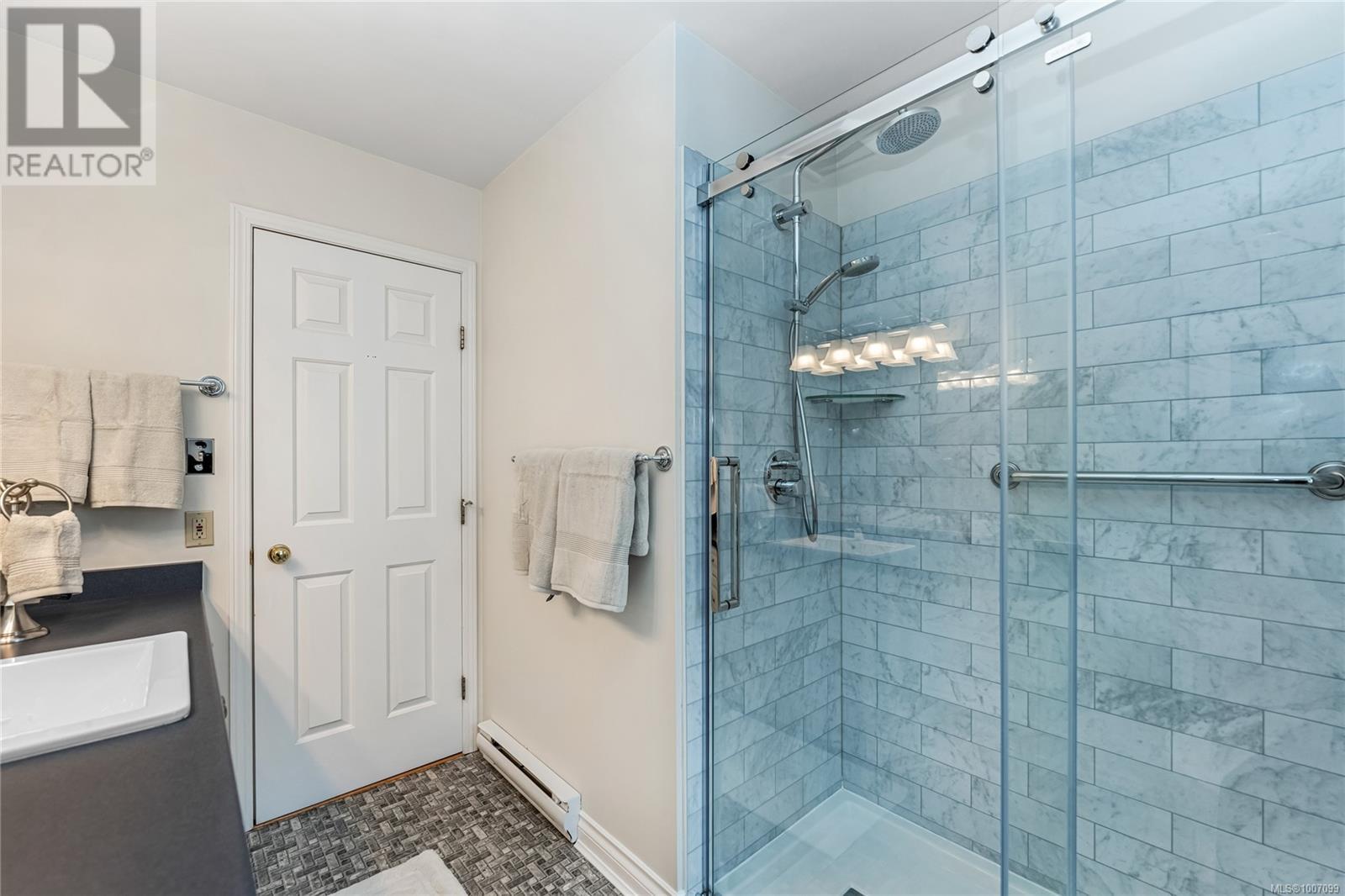 Photo 33 of 775 Menawood Pl, Saanich BC