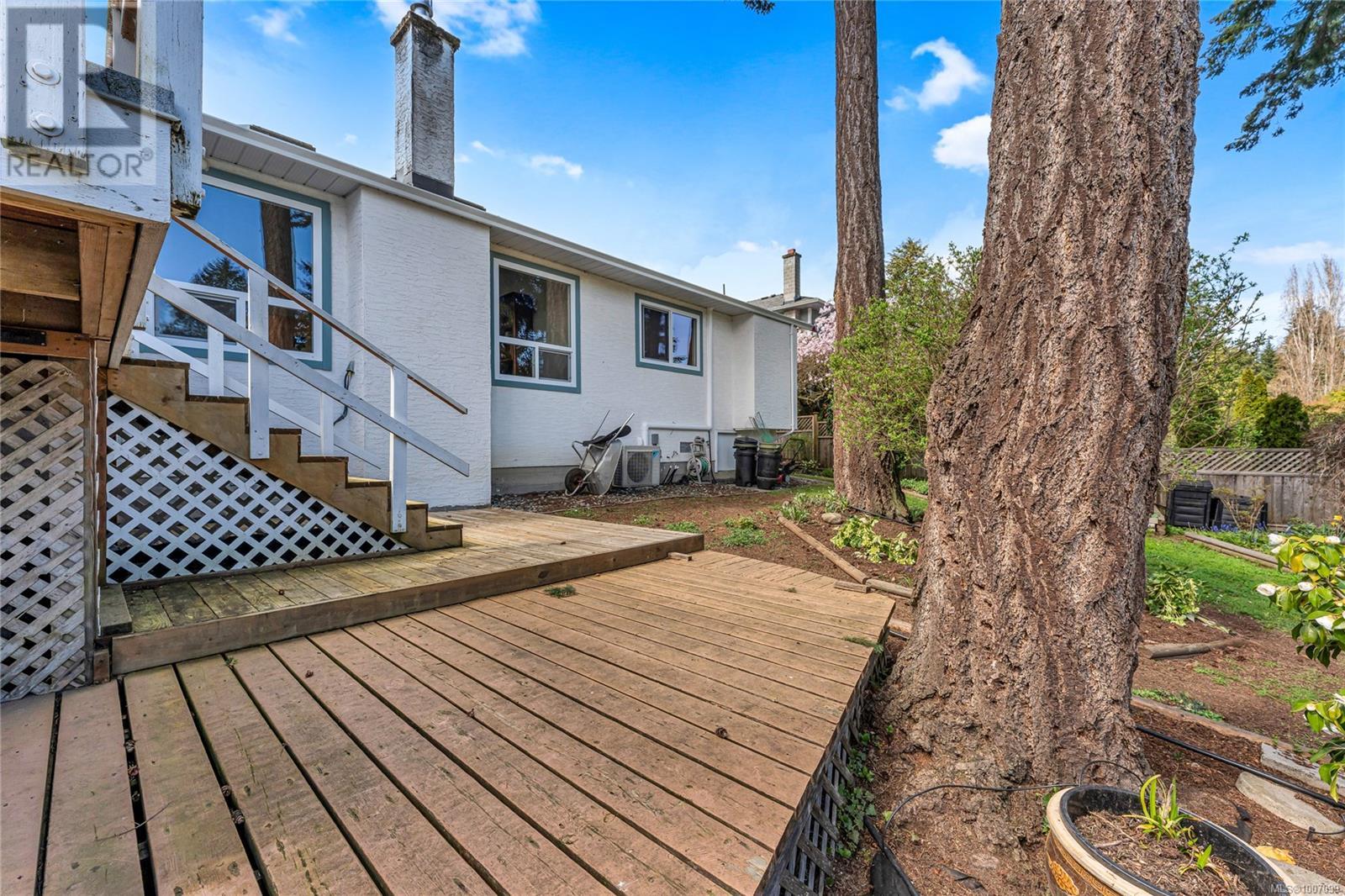 Photo 40 of 775 Menawood Pl, Saanich BC