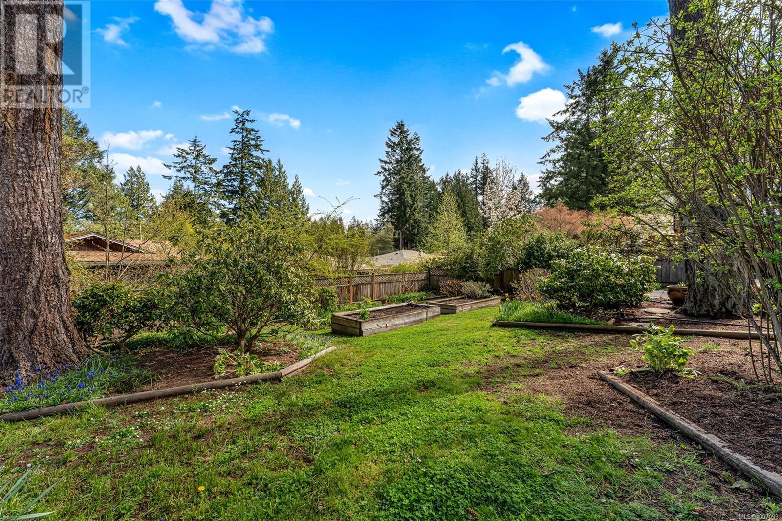 Photo 43 of 775 Menawood Pl, Saanich BC