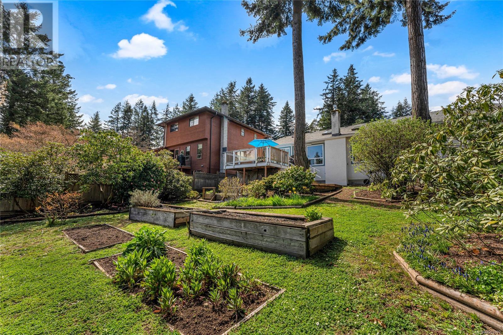 Photo 45 of 775 Menawood Pl, Saanich BC