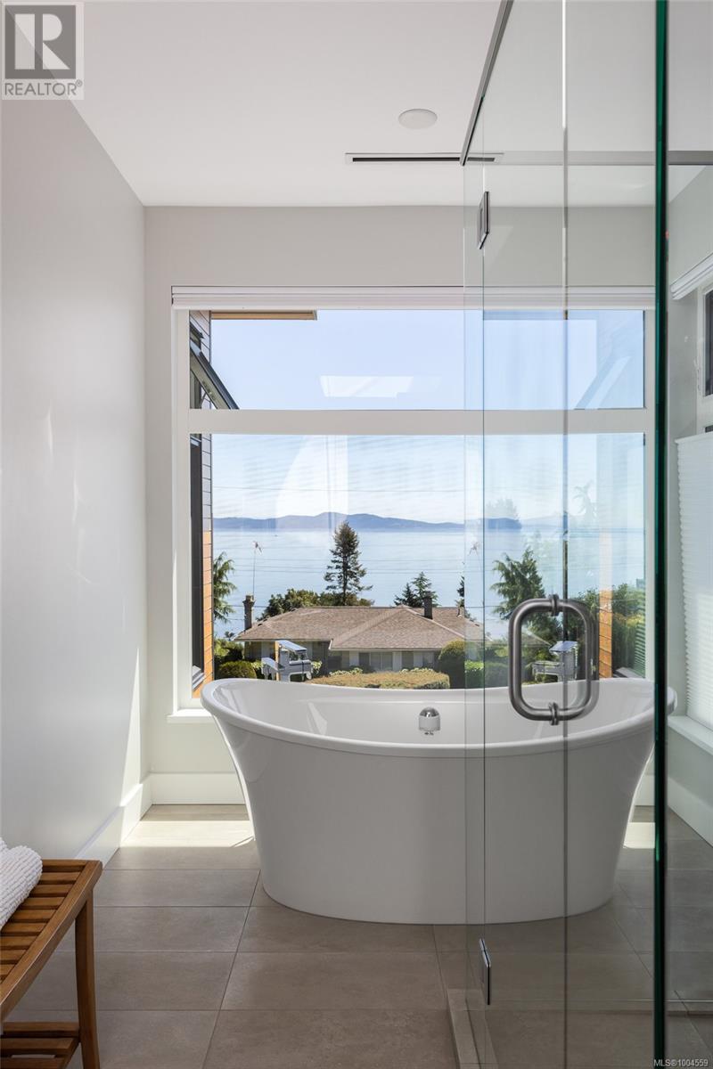 928 Claremont Ave, Saanich