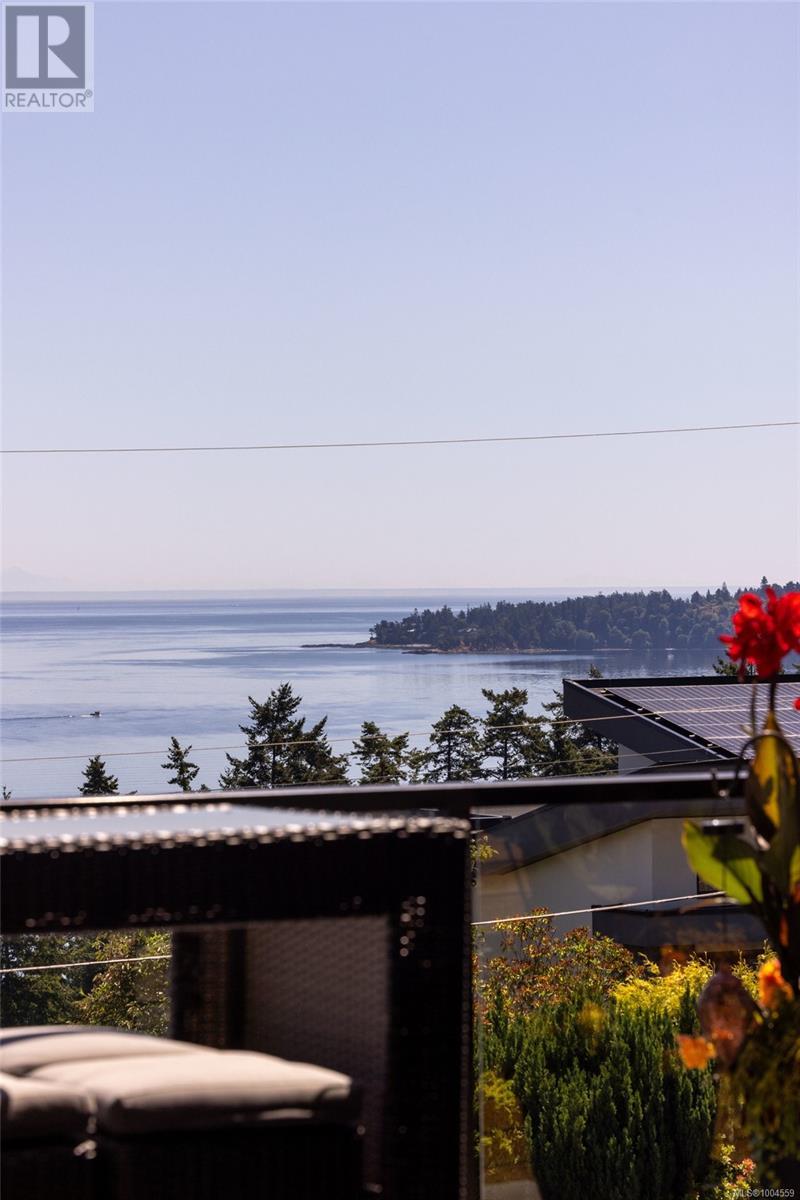 928 Claremont Ave, Saanich