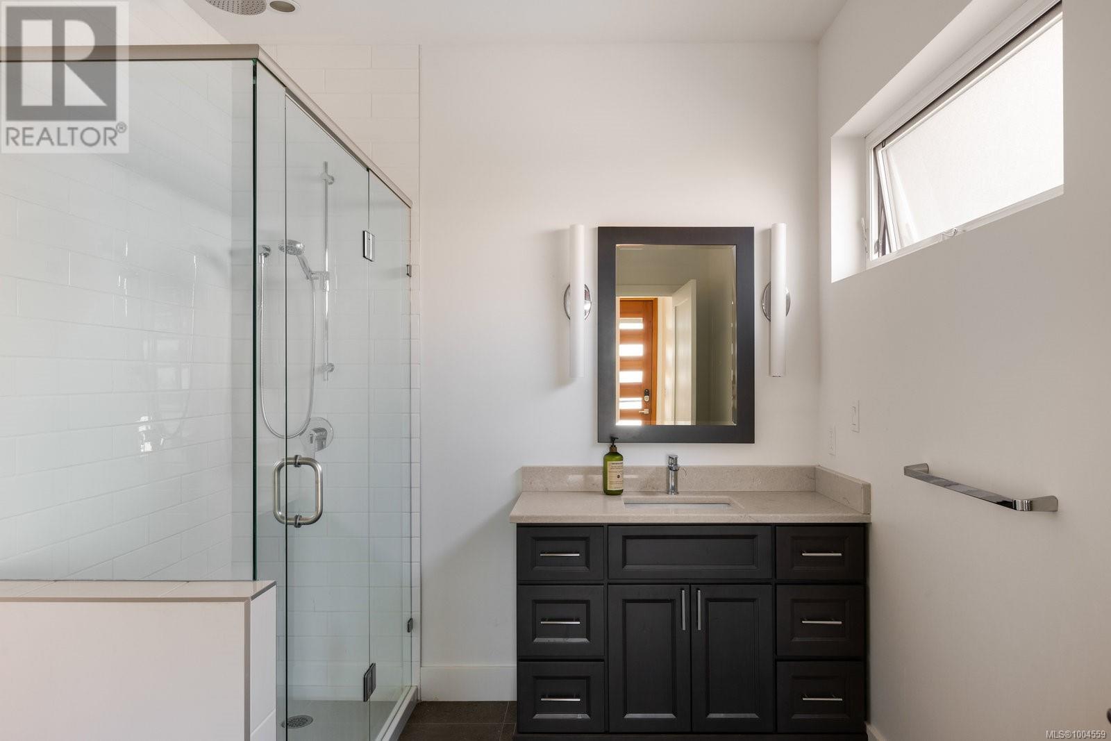 928 Claremont Ave, Saanich