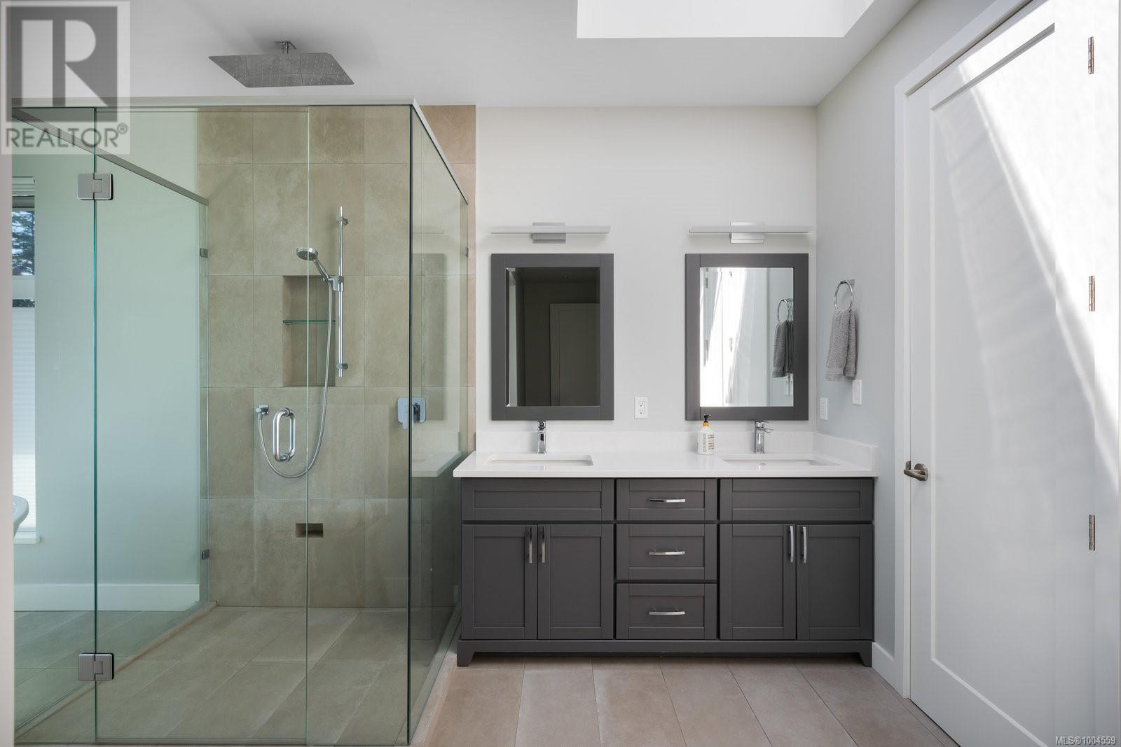 928 Claremont Ave, Saanich