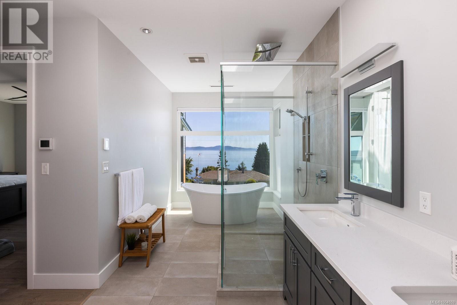 928 Claremont Ave, Saanich