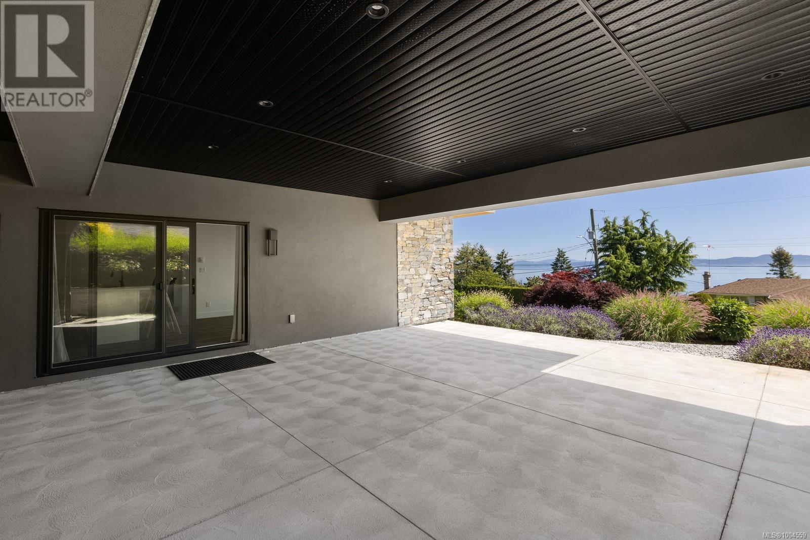 928 Claremont Ave, Saanich