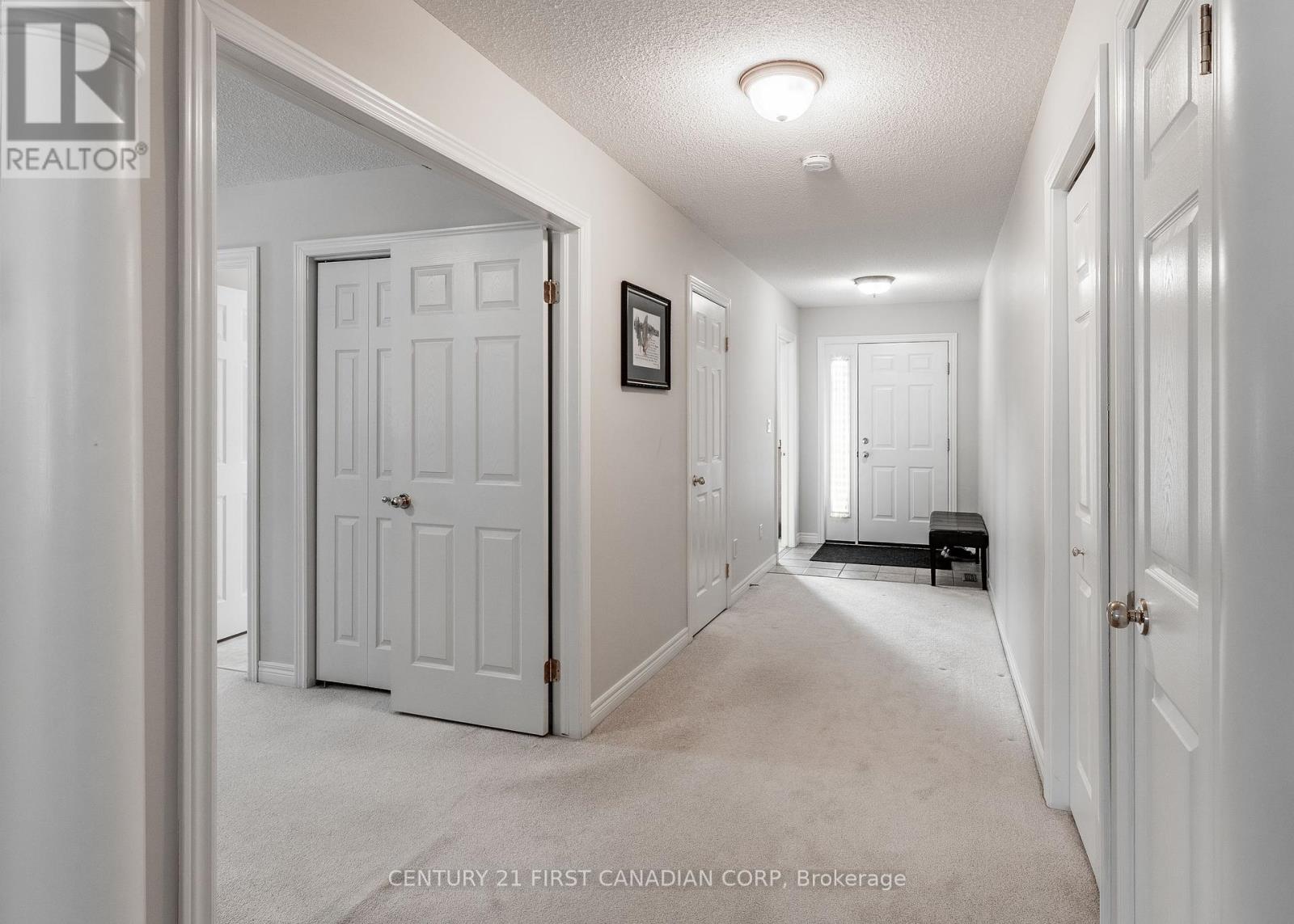 Photo 2 of 18 20 Windermere Place, St Thomas ON
