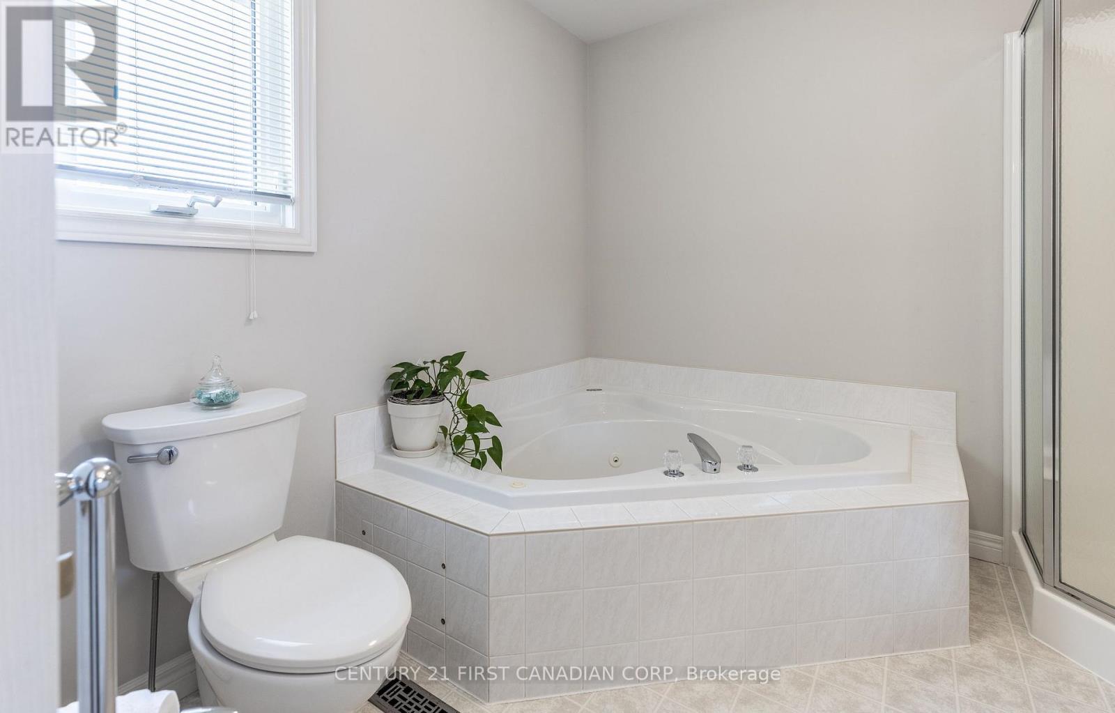 Photo 3 of 18 20 Windermere Place, St Thomas ON