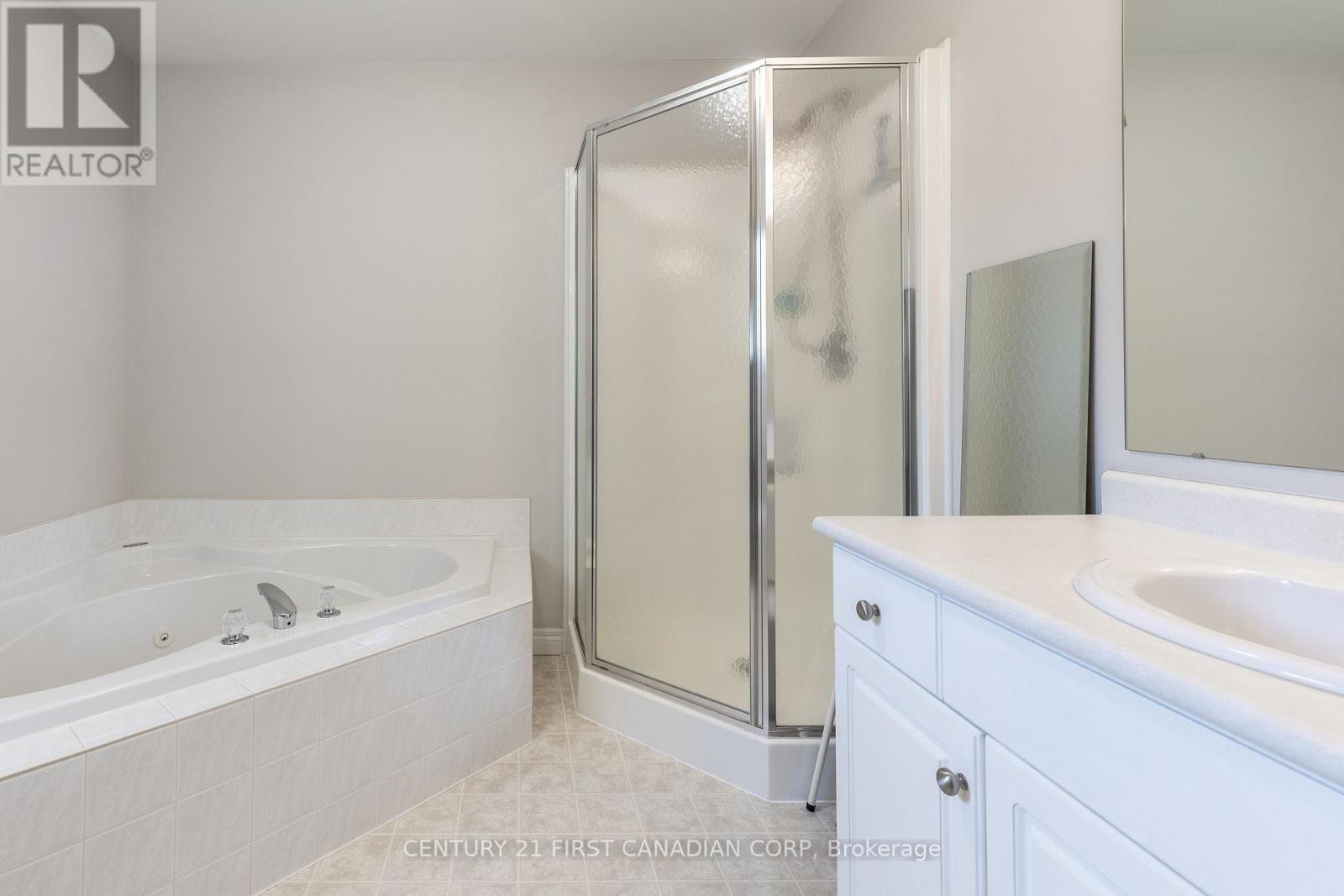 Photo 8 of 18 20 Windermere Place, St Thomas ON