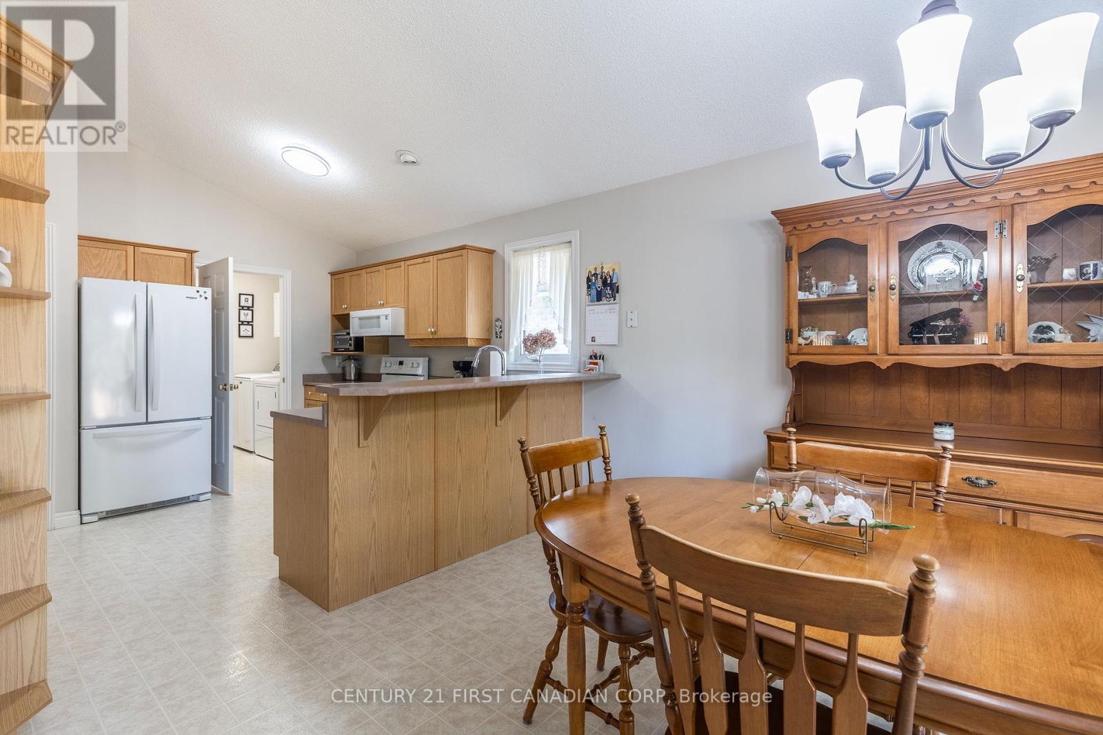 Photo 1 of 18 20 Windermere Place, St Thomas ON
