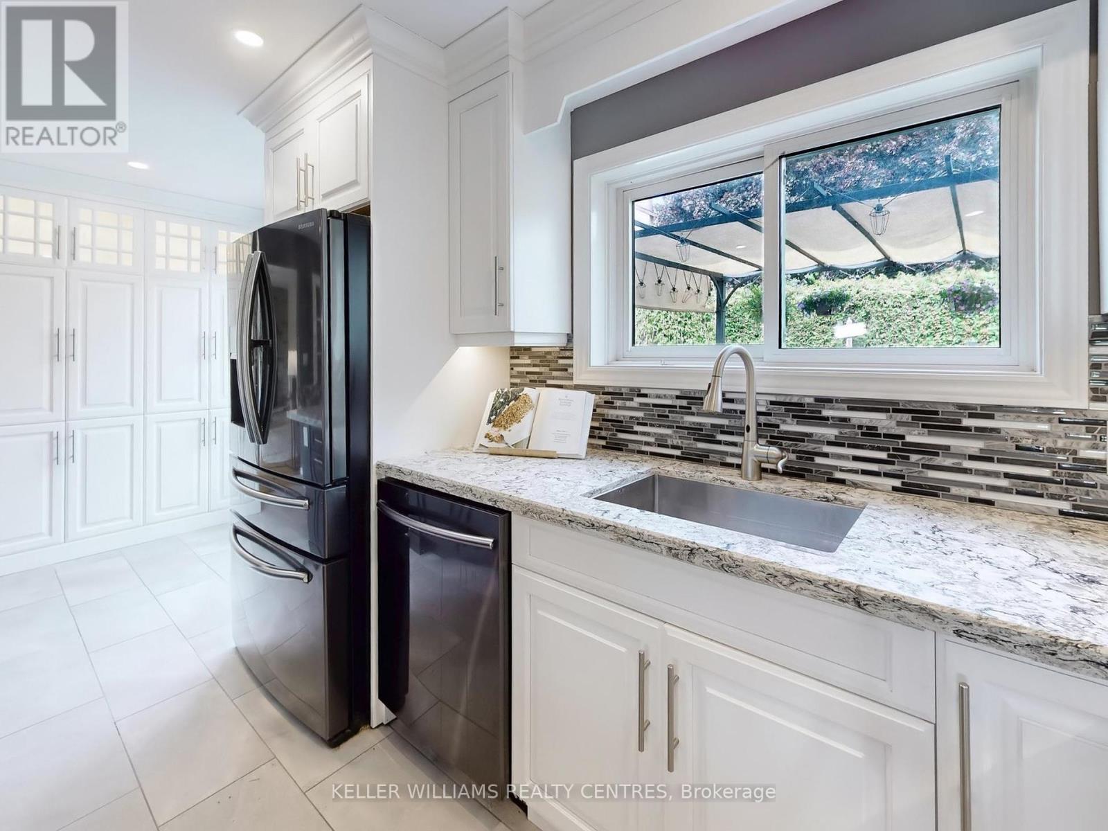 Photo 15 of 31 Henry Street, Georgina ON