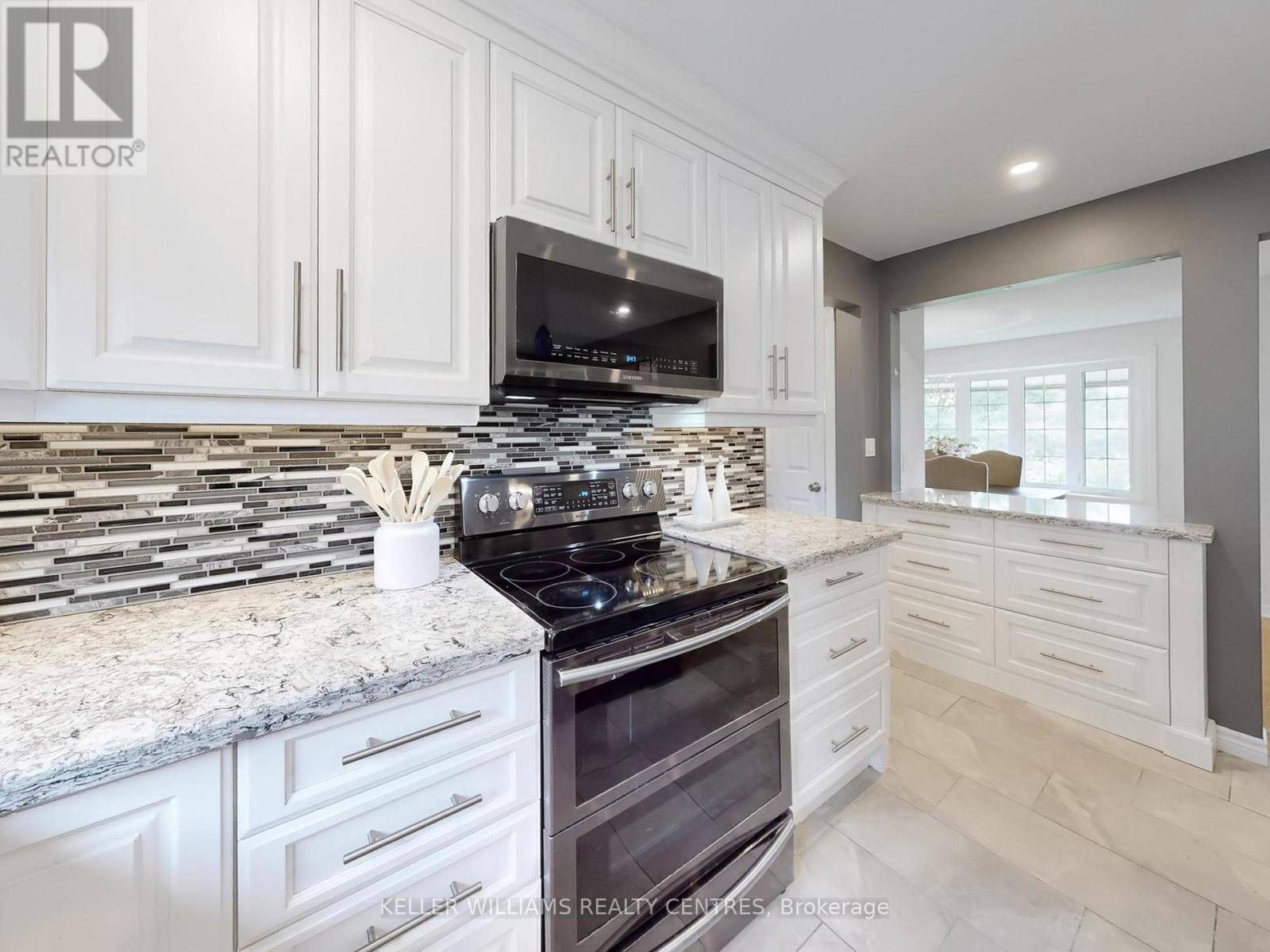 Photo 16 of 31 Henry Street, Georgina ON