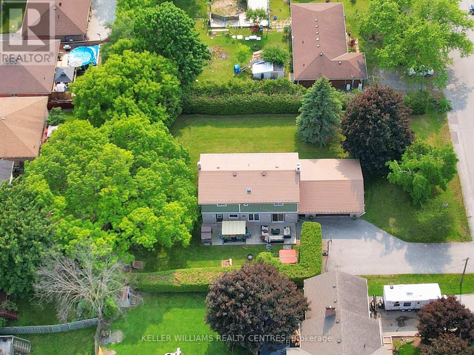 Photo 3 of 31 Henry Street, Georgina ON