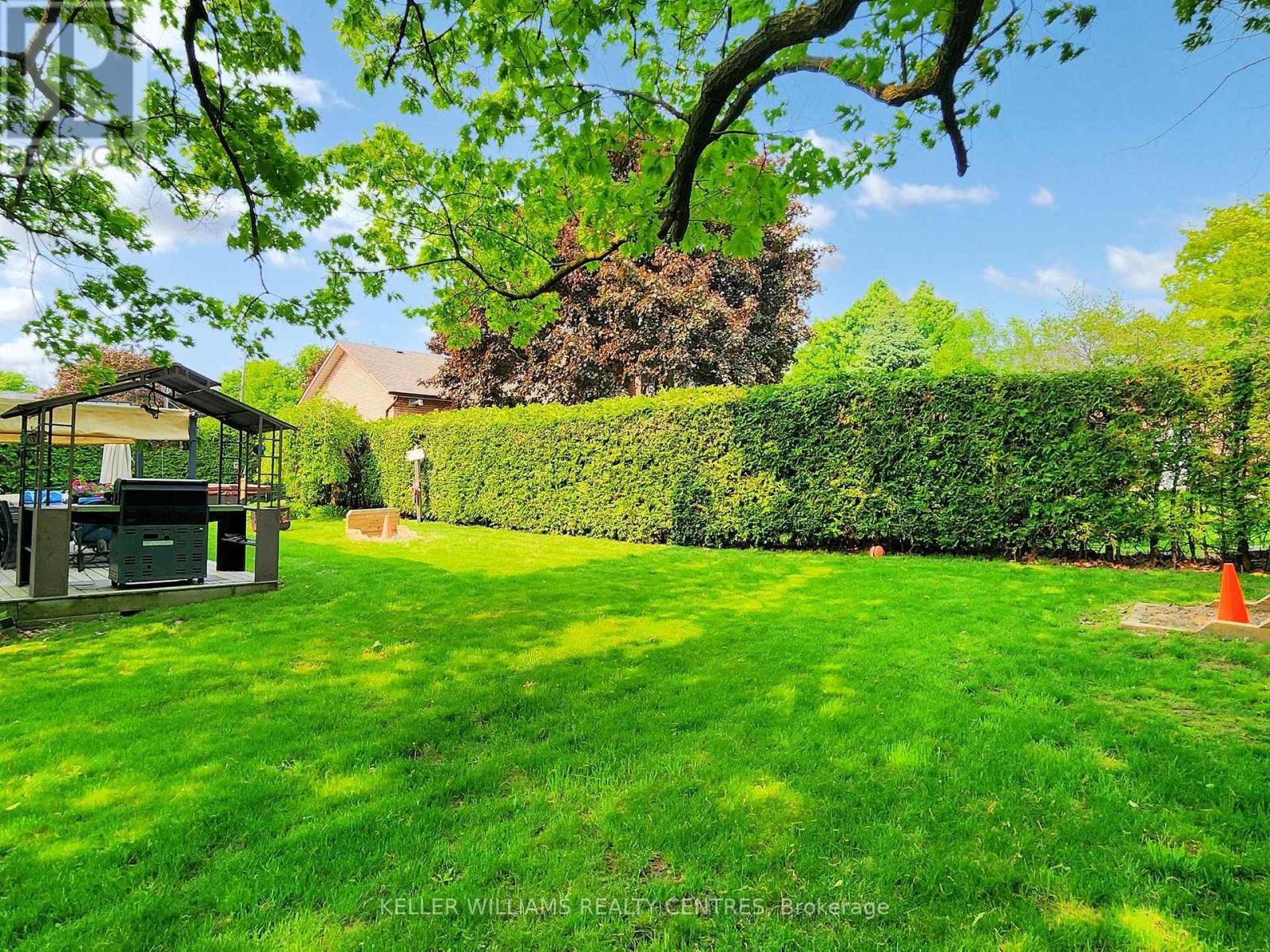 Photo 40 of 31 Henry Street, Georgina ON