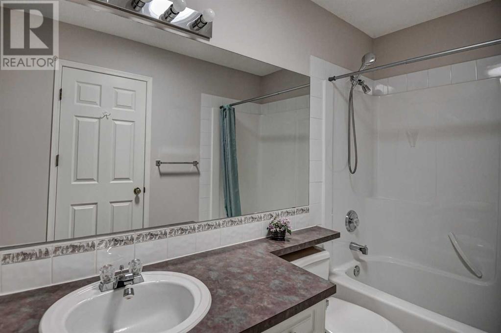 Single Family House Bi-level for Sale in  Somerglen Park SW Somerset Calgary 