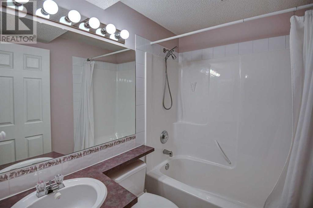Single Family House Bi-level for Sale in  Somerglen Park SW Somerset Calgary 