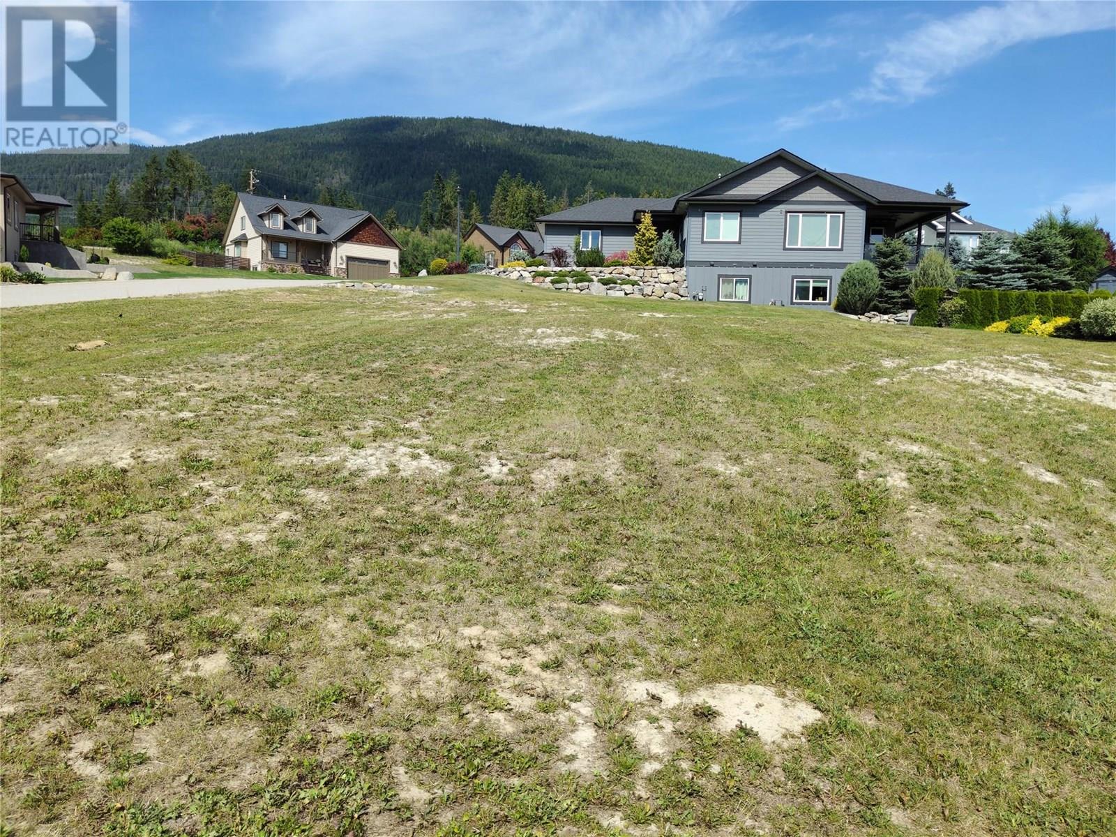 Photo 4 of 1002 Selkirk Drive, Creston BC