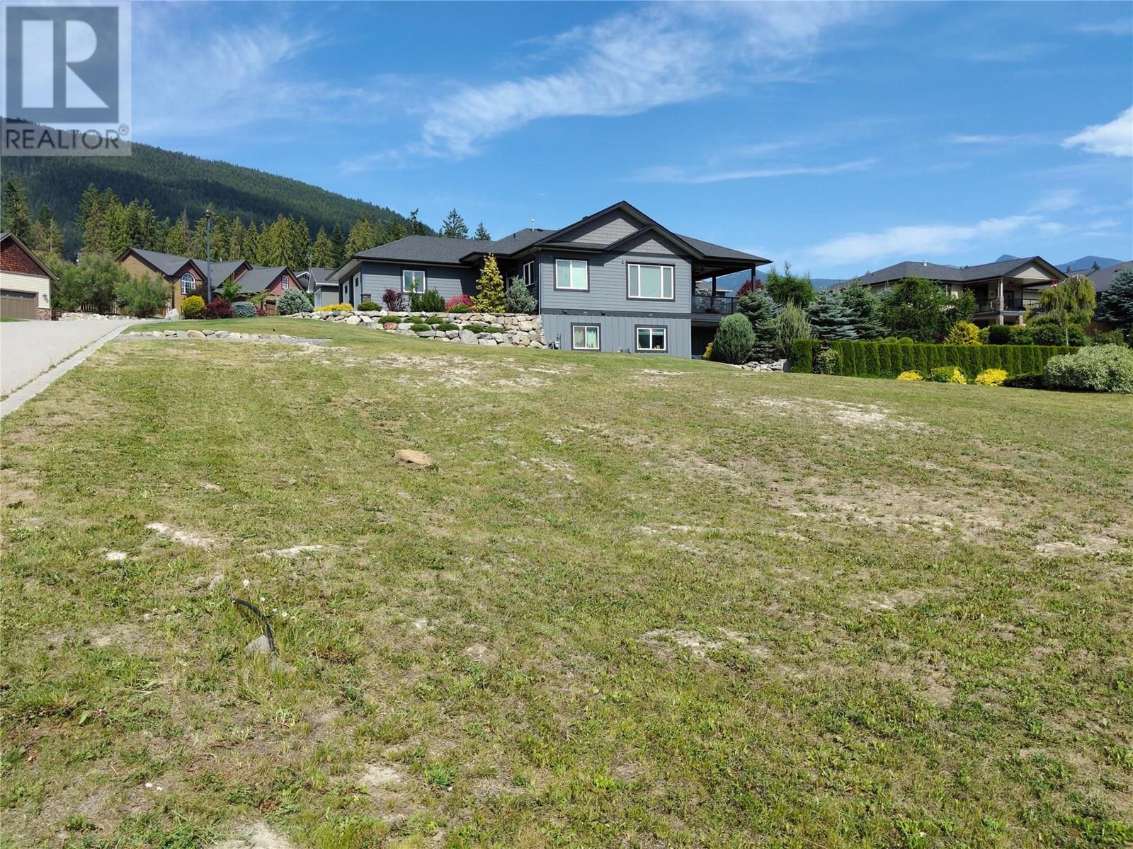Photo 3 of 1002 Selkirk Drive, Creston BC