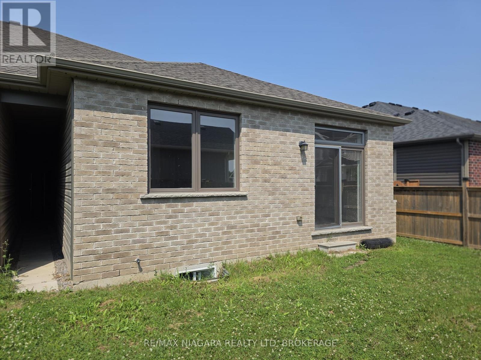 Photo 3 of 24 Ellis Avenue, St Catharines ON