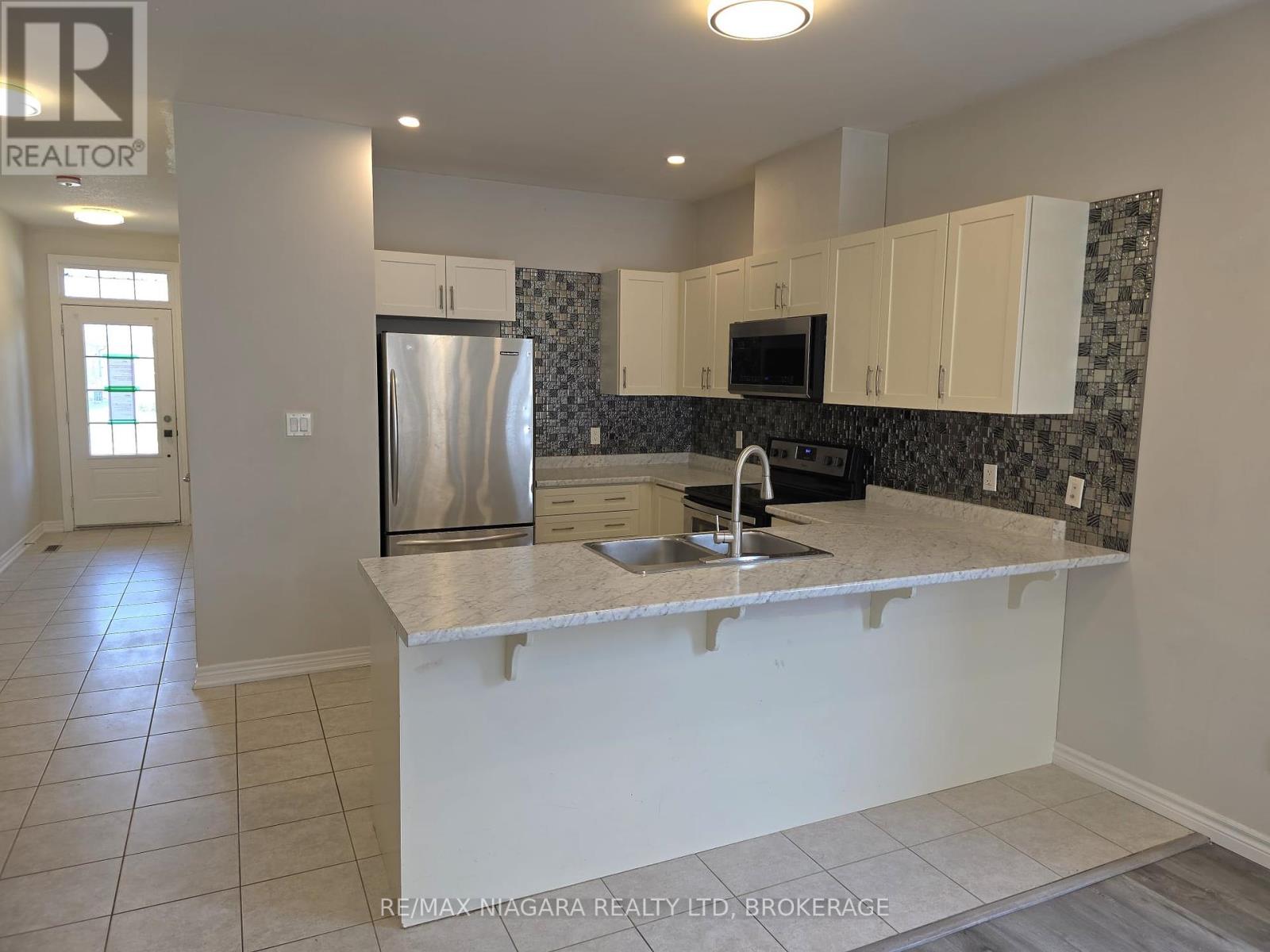 Photo 5 of 24 Ellis Avenue, St Catharines ON