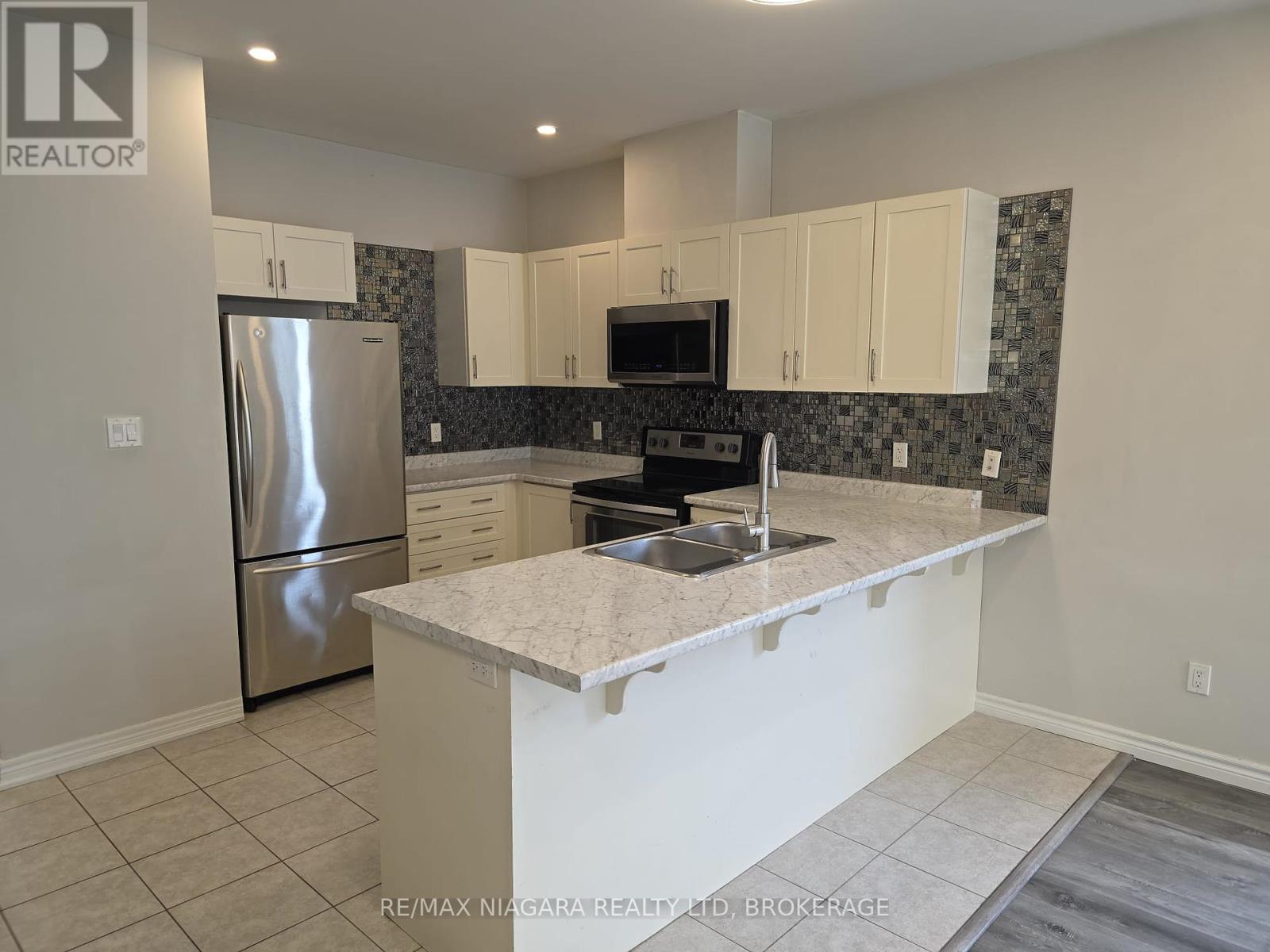 Photo 6 of 24 Ellis Avenue, St Catharines ON