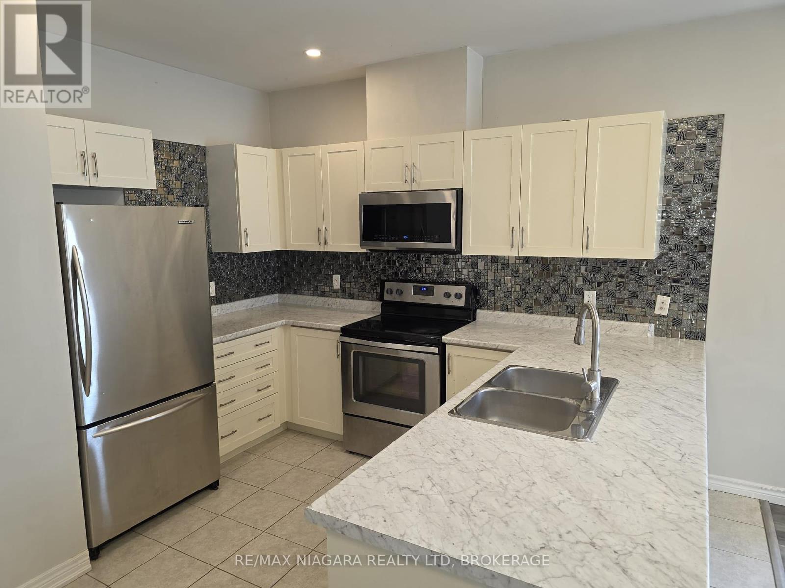 Photo 7 of 24 Ellis Avenue, St Catharines ON