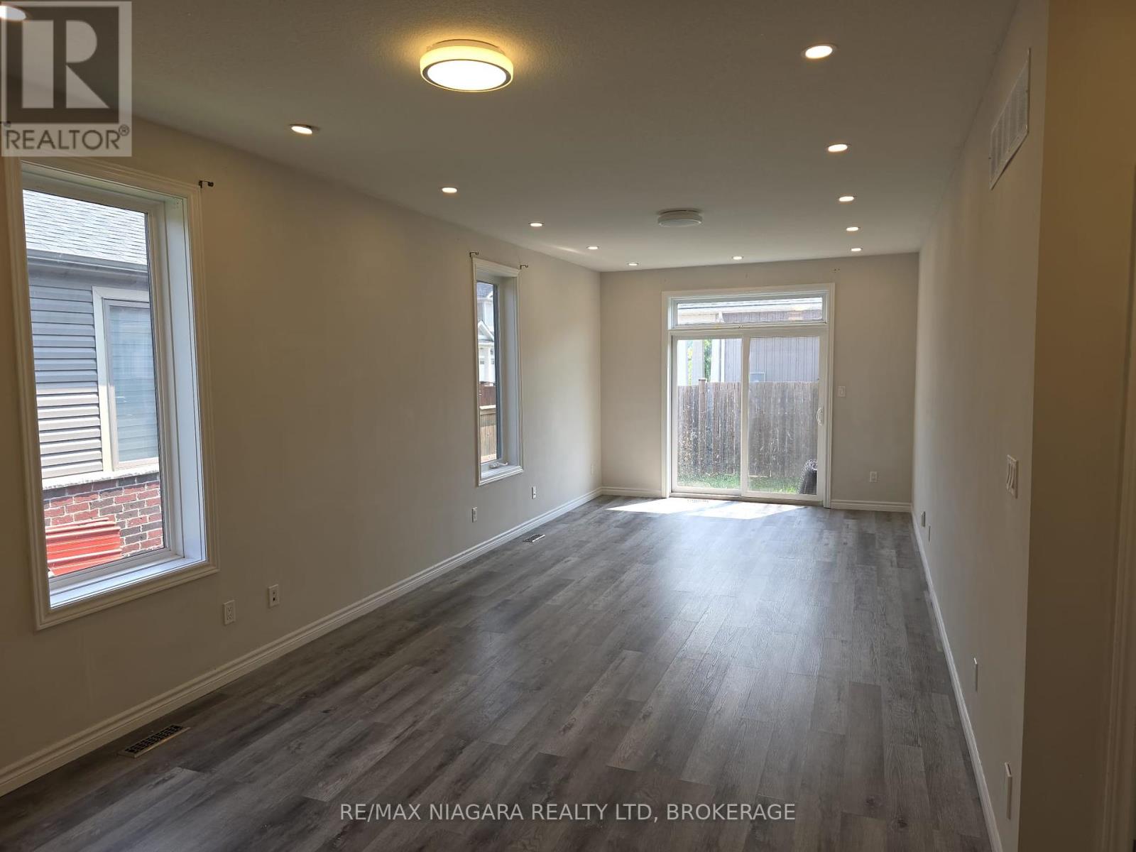 Photo 8 of 24 Ellis Avenue, St Catharines ON