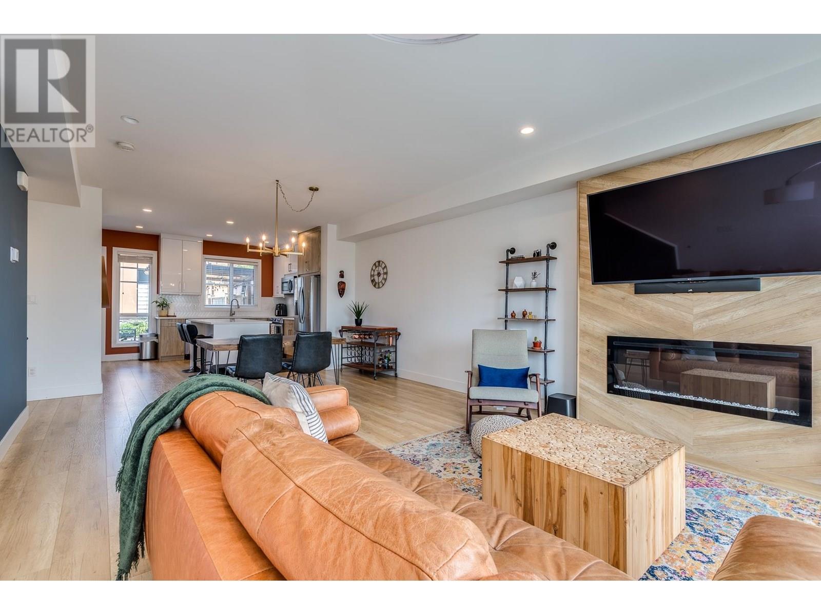 Photo 31 of 102 3419 Roxton Avenue, Coquitlam BC
