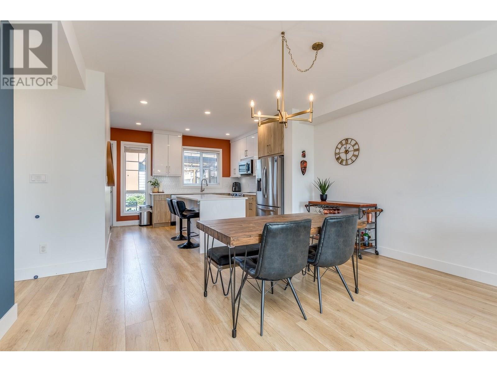 Photo 6 of 102 3419 Roxton Avenue, Coquitlam BC