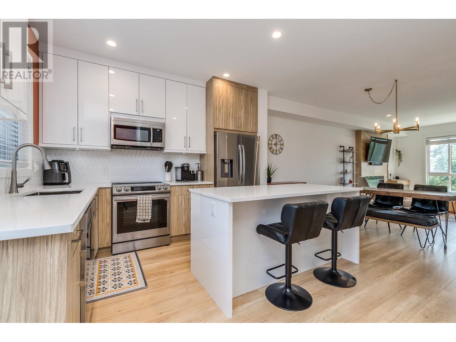 Photo 7 of 102 3419 Roxton Avenue, Coquitlam BC