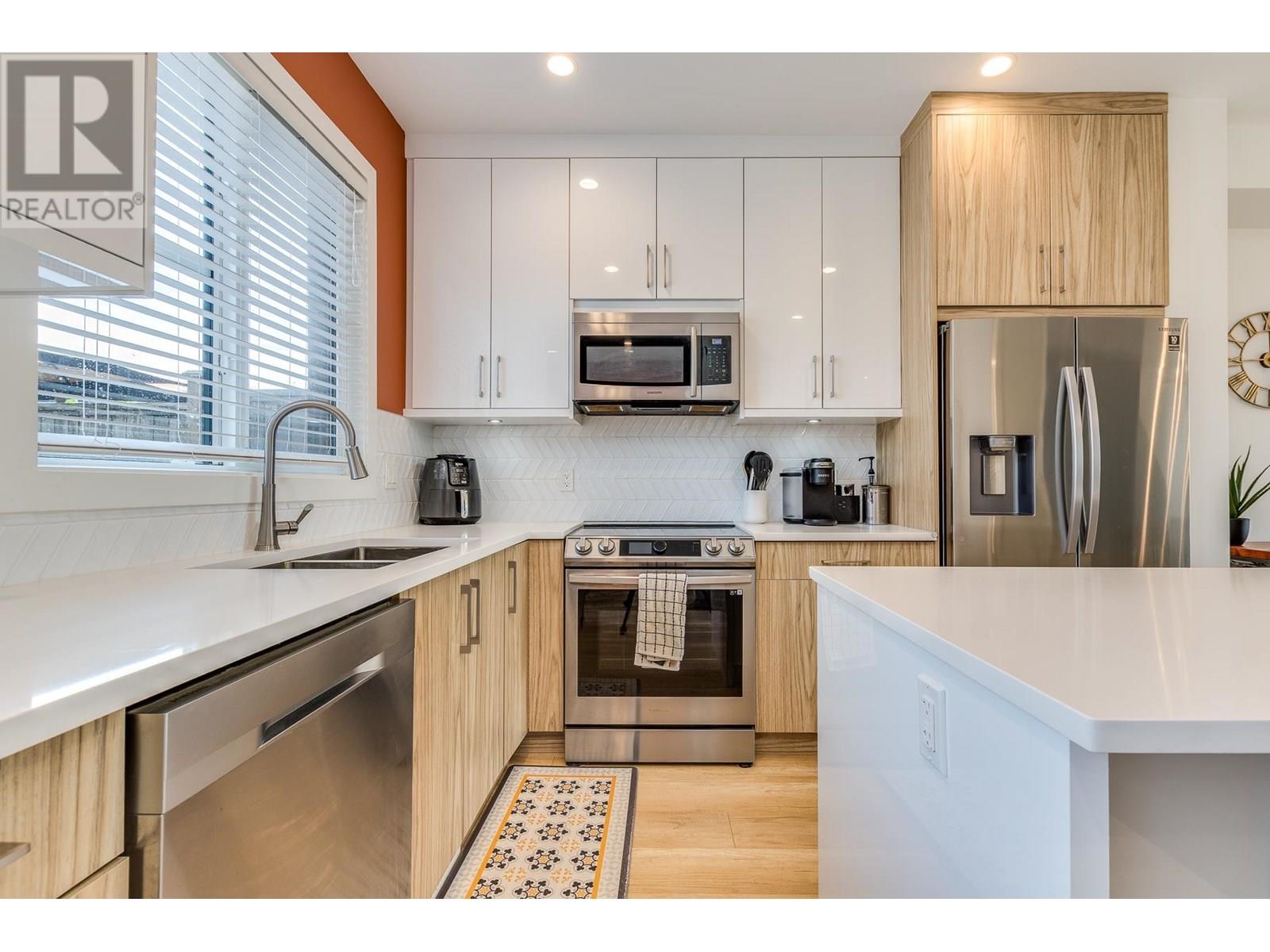 Photo 37 of 102 3419 Roxton Avenue, Coquitlam BC