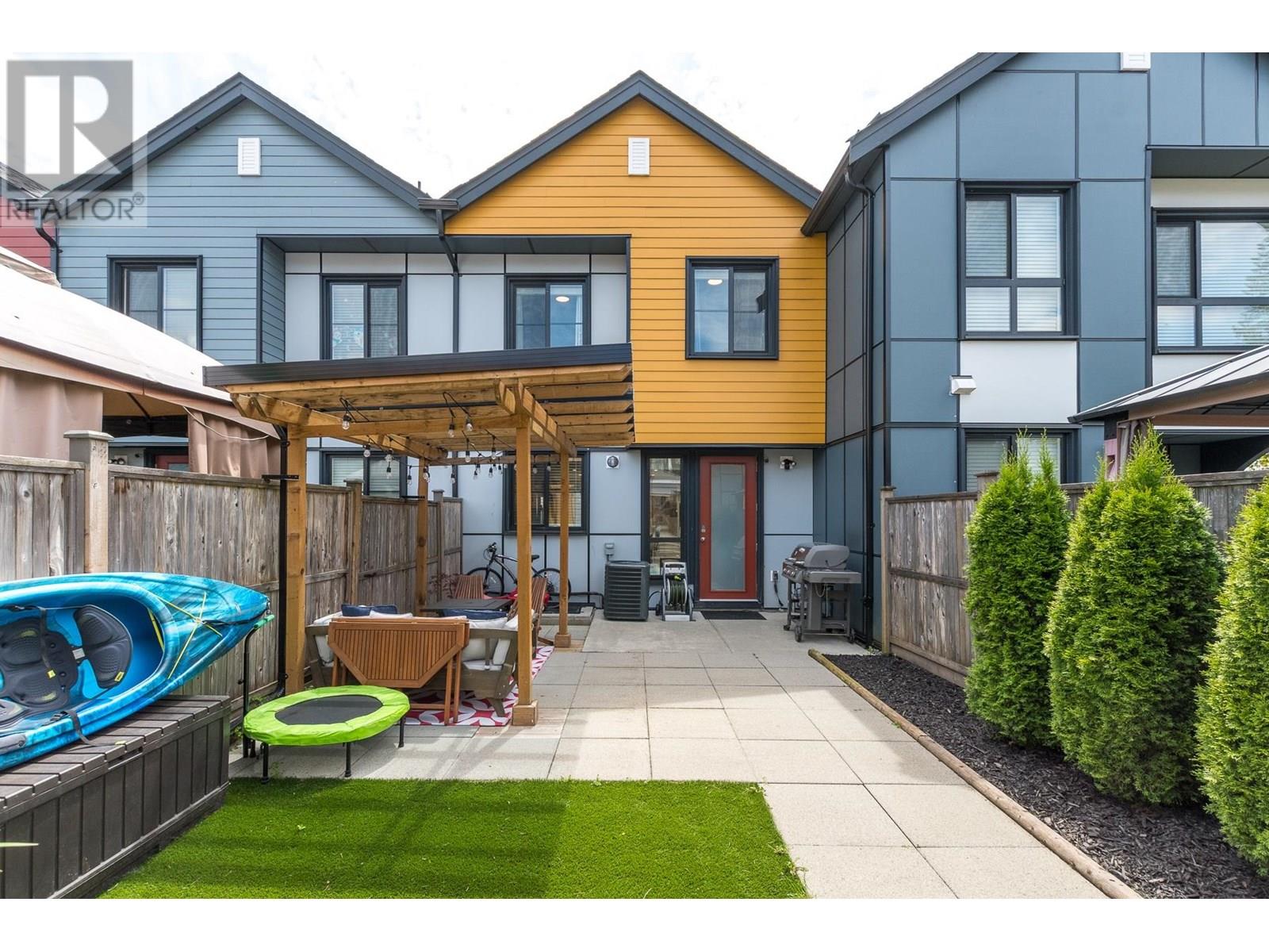 Photo 8 of 102 3419 Roxton Avenue, Coquitlam BC