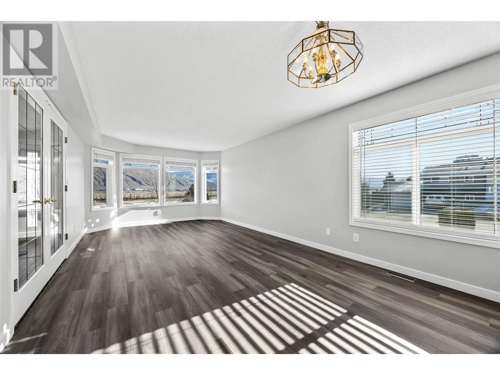 Photo 4 of 801 Alpine Terrace, Kamloops BC