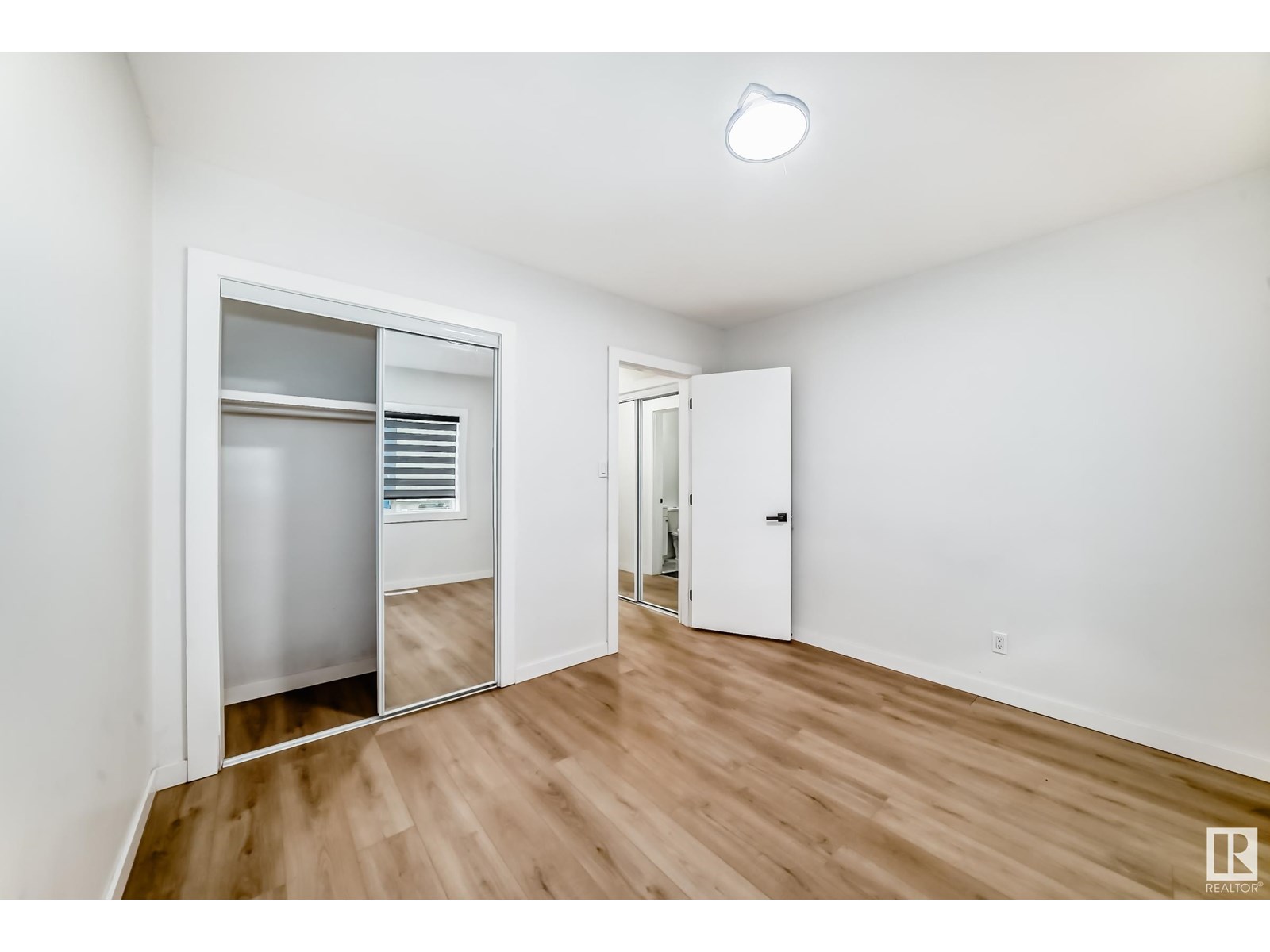 Photo 12 of 12027 69 St Nw, Edmonton AB