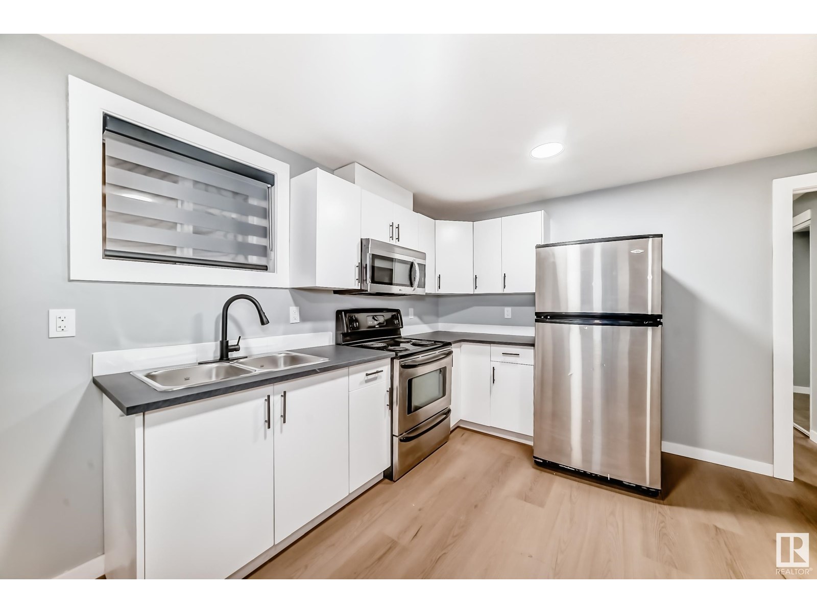 Photo 4 of 12027 69 St Nw, Edmonton AB
