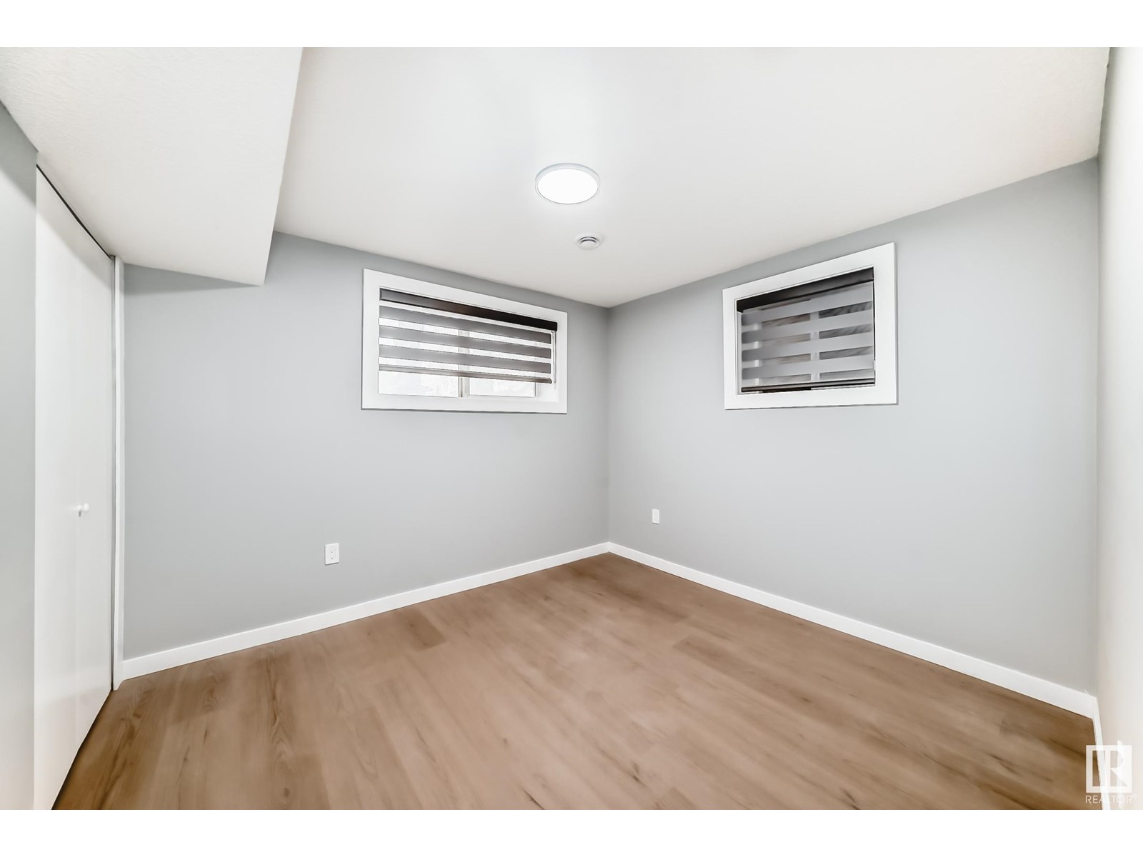 Photo 9 of 12027 69 St Nw, Edmonton AB