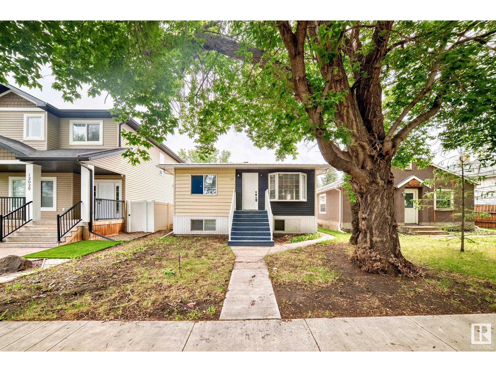 Photo 5 of 12027 69 St Nw, Edmonton AB