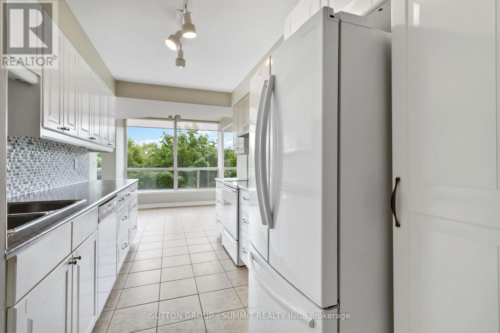 Photo 10 of 412 1276 Maple Crossing Boulevard, Burlington ON