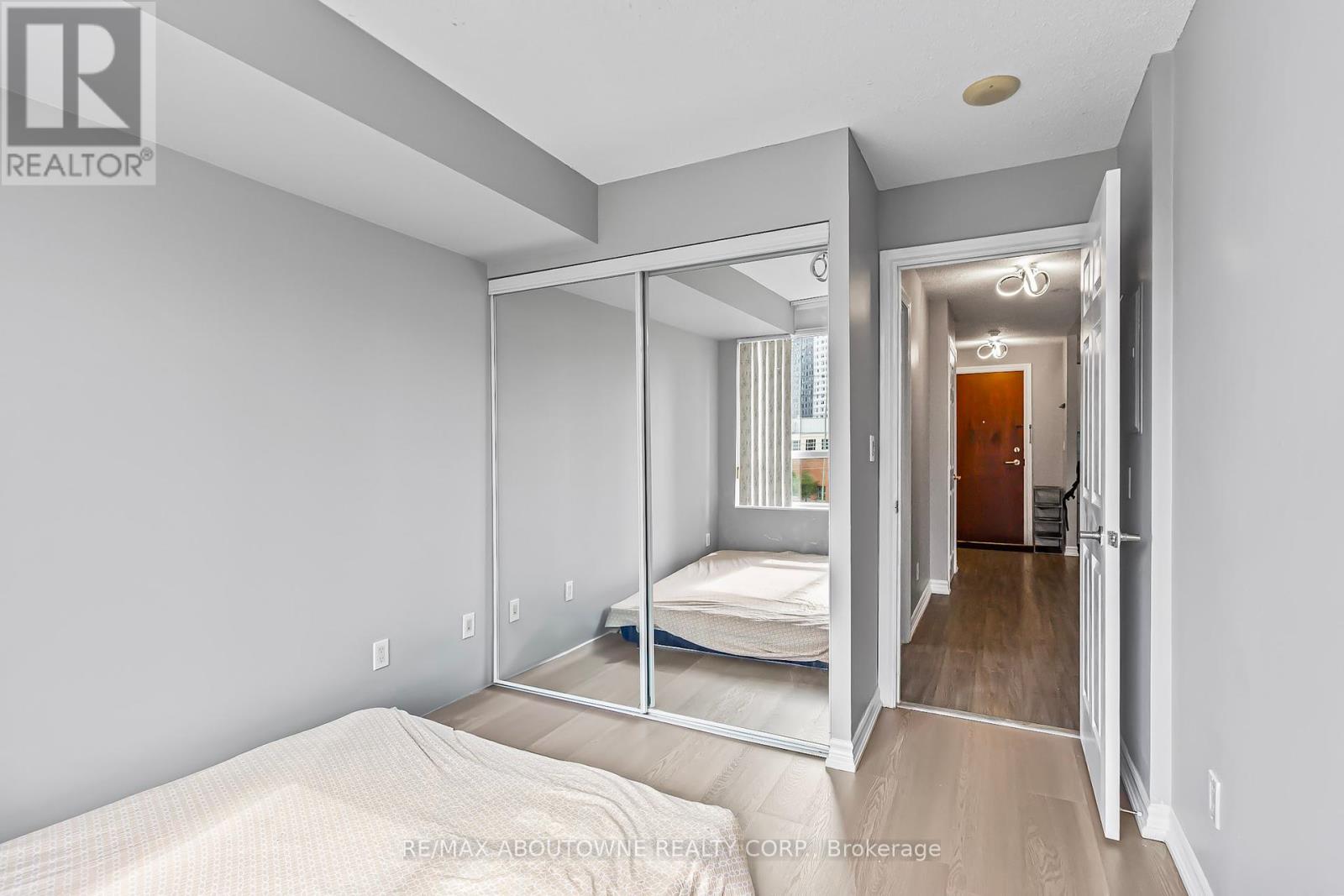 Photo 15 of 401 310 Burnhamthorpe Road W, Mississauga ON