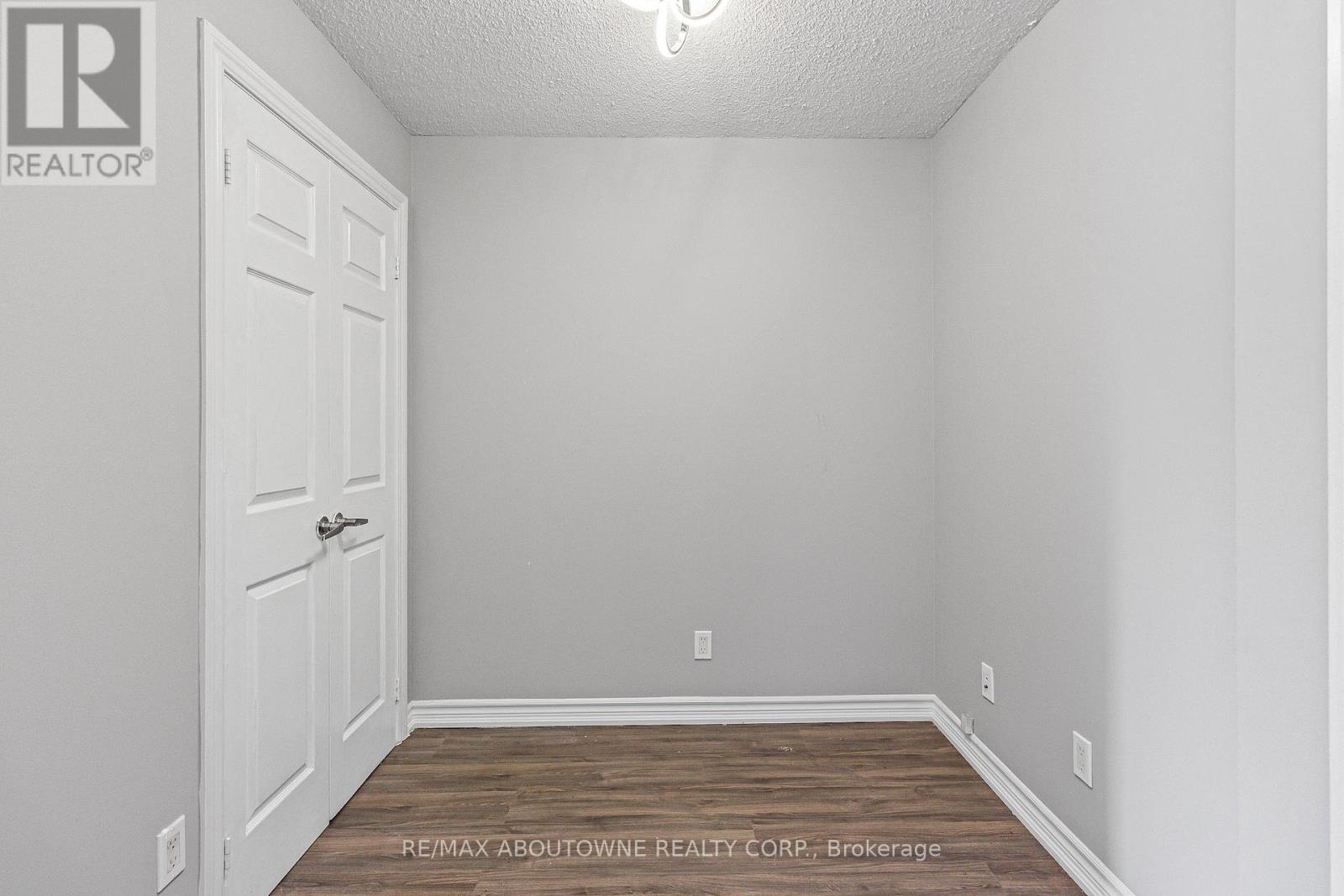 Photo 23 of 401 310 Burnhamthorpe Road W, Mississauga ON
