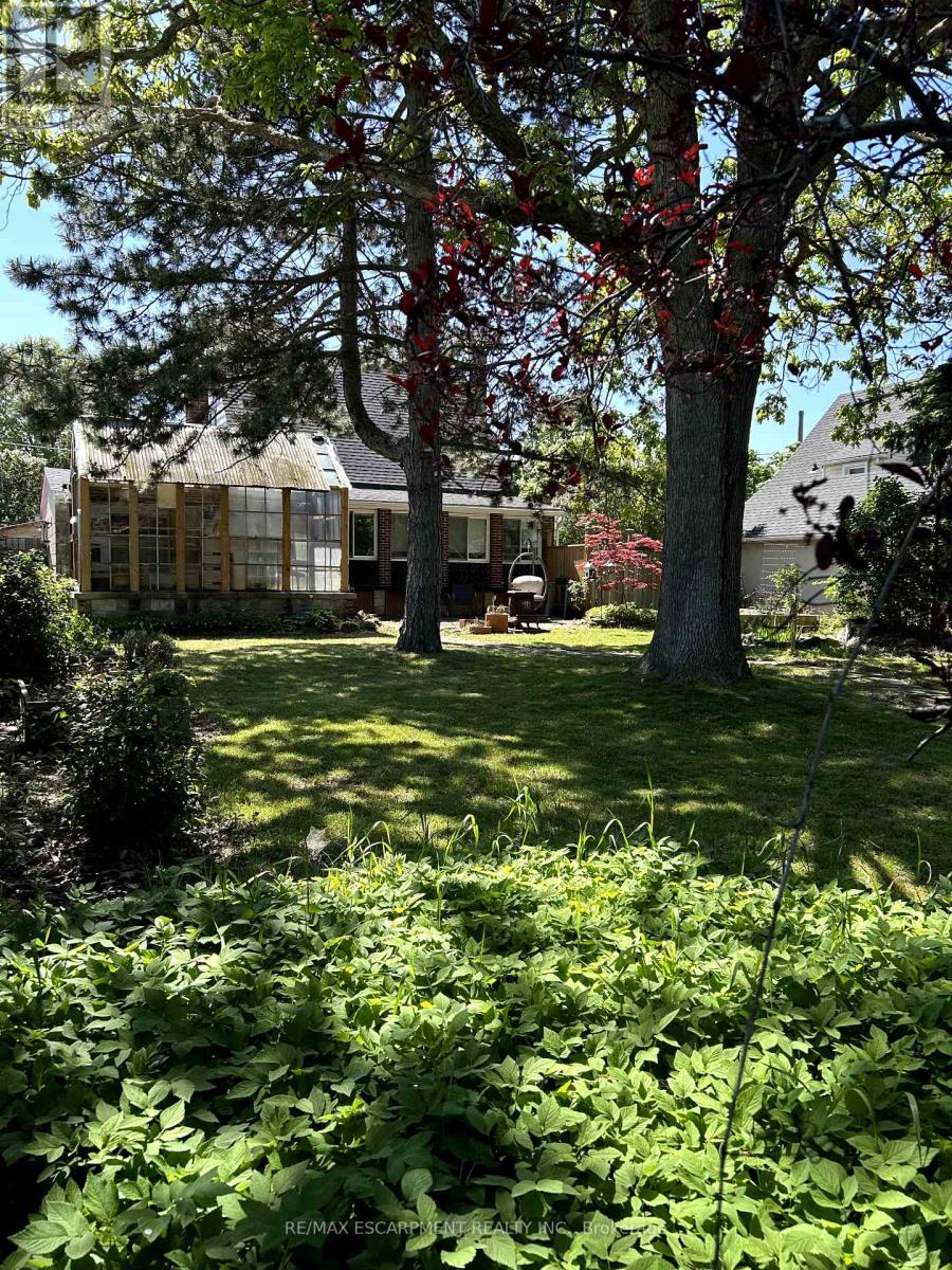 Photo 6 of 18 Flanders Avenue, St Catharines ON