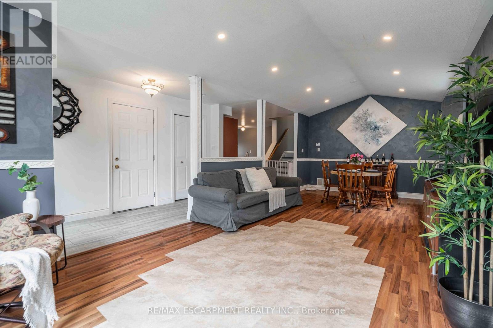 Photo 23 of 30 Glengary Crescent, Haldimand ON