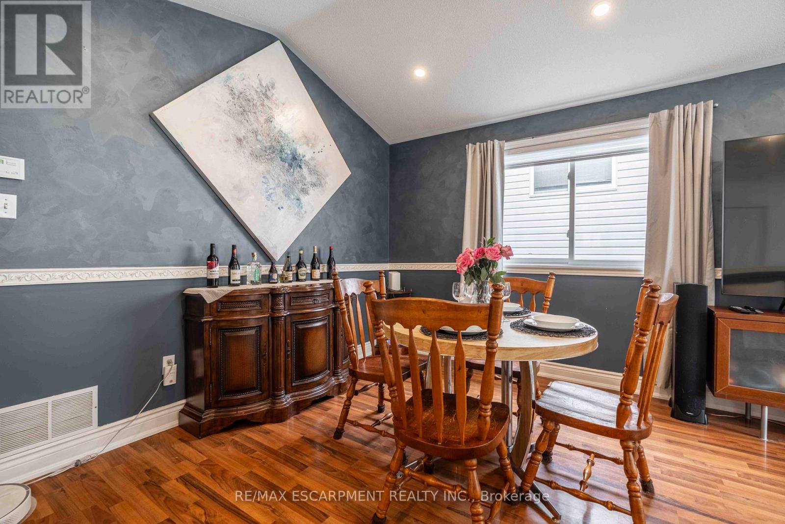 Photo 20 of 30 Glengary Crescent, Haldimand ON