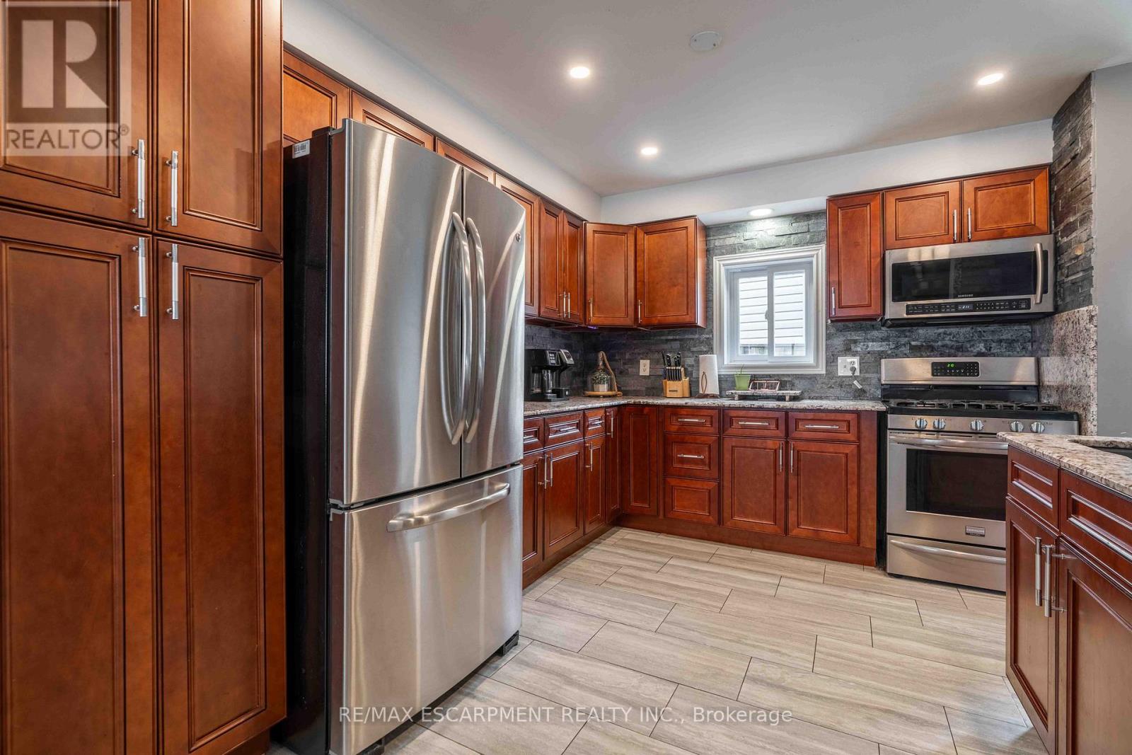 Photo 26 of 30 Glengary Crescent, Haldimand ON