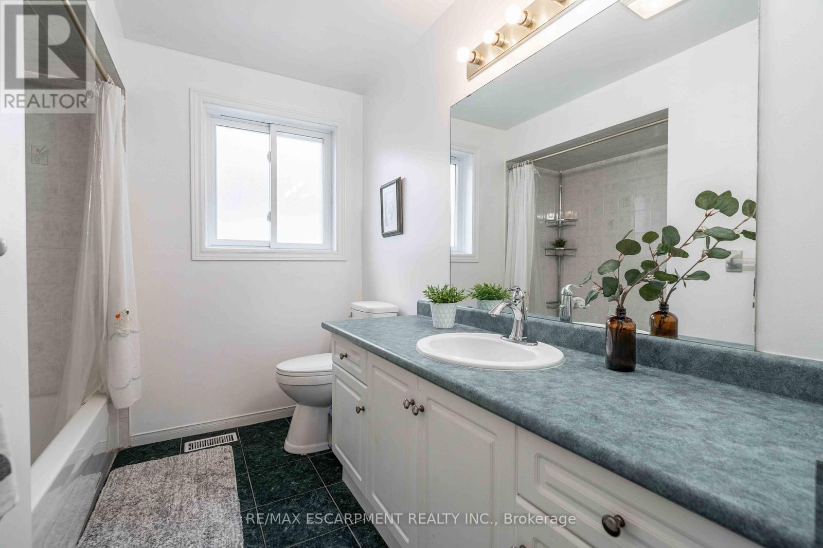 Photo 15 of 30 Glengary Crescent, Haldimand ON