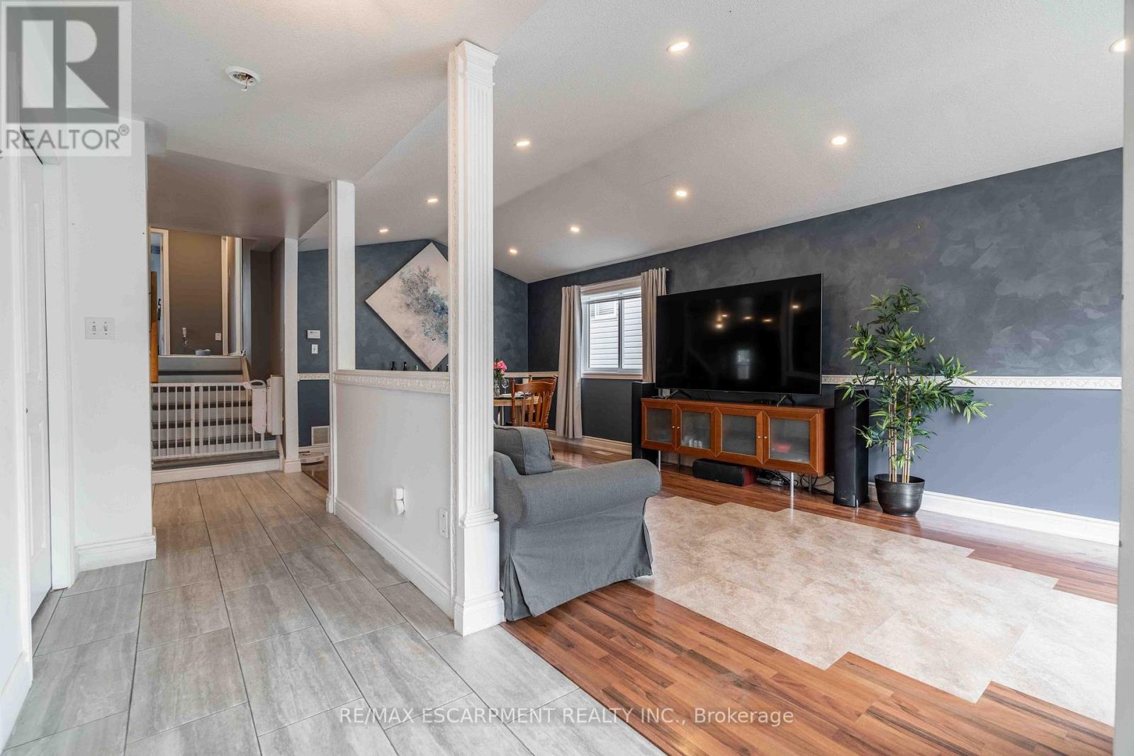 Photo 5 of 30 Glengary Crescent, Haldimand ON